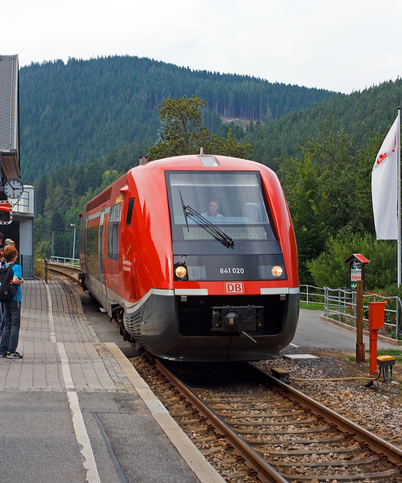 
Der  Wal  641 020-2 der Oberweibacher Berg- und Schwarzatalbahn fhrt am 24.08.2013 in den Bf Obstfelderschmiede, als RB 40  Schwarzatalbahn  (Katzhtte - Obstfelderschmiede - Rottenbach). Die Strecke ist die KBS 562 - Schwarzatalbahn, eine eingleisige 25 Kilometer lange im Thringer Wald.

Diese einteiligen Dieseltriebwagen der BR 641 sind Alstom Coradia A TER Triebwagen. Ihre Entwicklung begann als Gemeinschaftsprojekt der Deutschen Bahn AG und der franzsischen SNCF mit den Schienenfahrzeugherstellern De Dietrich Ferroviaire und Linke-Hofmann-Busch. Sie wurden arbeitsteilig von diesen heute als Alstom Transport Deutschland und Alstom DDF zum Alstom-Konzern gehrenden Unternehmen hergestellt. TER steht fr Transport express rgional.

Einteiliger Triebwagen fr den Einsatz auf Nebenstrecken in lndlichen und dnn besiedelten Gebieten. Bei dieser Baureihe handelt es sich um einen Leichttriebwagen mit unterflur angeordneter Antriebsanlage. Im Gegensatz zum VT 640 ist die Baureihe 641 mit zwei Antriebsanlagen ausgestattet und auf Grund der guten Motorisierung auch fr steigungsreiche Strecken vorgesehen.

Der Wagenkasten setzt sich aus der Fahrgastzelle und zwei GFK-Vorbauten zusammen. Dabei fungieren die Vorbauten als „Knautschzone“, sie fangen im Kollisionsfall die Aufprallenergie weitgehend ab. Die zwei Schwenkschiebetren je Fahrzeugseite sind nicht doppel- sondern nur einflgelig ausgefhrt. An einen der Einstiegrume schliet sich ein kleiner Mehrzweckraum an, in den eine behinderten-freundliche Sanitrzelle integriert ist.

Von diesem Leichttriebwagen befindet sich 40 Fahrzeugen bei der DB AG, mehr als 340 Fahrzeugen (X-TER 73 500) bei der SNCF und 6 Fahrzeugen (Srie 2100) bei der CFL im Einsatz.
Die spurtstarken Triebwagen mit unterflur angeordneten Antriebsanlagen fahren vor allem im Personenverkehr mit schwachem bis mittlerem Fahrgastaufkommen.

Wegen seinem charakteristischen Aussehen, haben die Triebwagen in Deutschland den Spitznamen „Wal“ und in Frankreich (wo sie meist eine blaue Farbgebung haben) den Spitznamen Baleine bleue (Blauwal) bekommen.

Technische Daten:
Achsfolge: (1A)’(A1)’
Spurweite: 1.435 mm (Normalspur)
Drehgestellabstand: 17.500 mm
Grte Lnge ber Kupplung: 28.888 mm
Grte Breite: 3.044 mm
Grte Hhe: 3.818 mm
Hchstgeschwindigkeit: 120 km/h 
(Die SNCF X 73500 sind in Frankreich fr 140 km/h zugelassen)
Eigengewicht: 55 t
Sitzpltze: 1.Klasse 8; 2.Klasse 55; Klappsitze 17

Motoren:
Anzahl: 2
Art: 6-Zylinder- Viertakt-Common-Rail-Diesel-Motoren (mit Direkteinspritzung)
Typ: MAN D 2866 LUH 21
Leistung: 2 x 257 kW = 514 kW (699 PS)
Anordnung: unterflur, jeweils unter dem Fhrerstand

Getriebe:
Voith-Turbogetriebe, hydraulisch, 2-Gang, Wandler/Kupplung T 211 rze spez. mit Retarder KB 190
Voith-Radsatzgetriebe: mech. SK-445

Scharfenberg Kupplung: Typ 10

Quellen: Oberweibacher Berg- und Schwarzatalbahn; Voith

