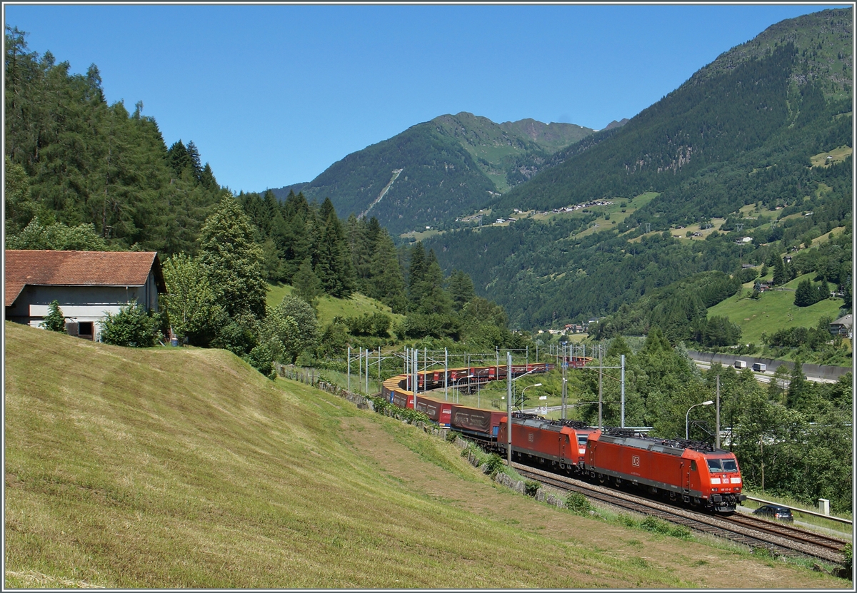 Der  Winner -Zug mit drei DB 185-Loks (Zwei an der Spitze, eine am Schluss) kurz vor Rodi-Fiesso.
24. Juni 2015