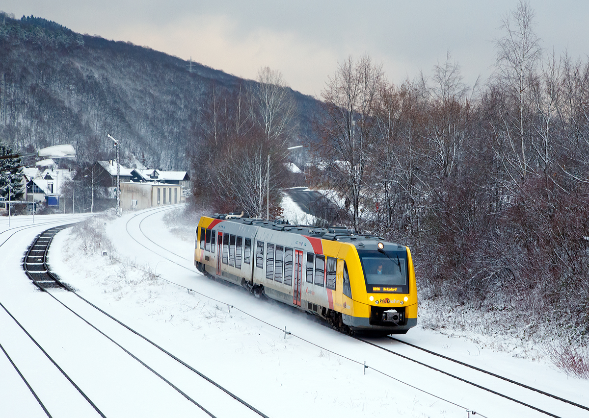 
Der Winter ist nun auch im Hellertal angekommen....

Der VT 504 ein Alstom Coradia LINT 41 der neuen Generation (95 80 1648 104-5 D-HEB / 95 80 1648 604-4 D-HEB) der HLB (Hessische Landesbahn GmbH) fährt am 08.01.2017, als RB 96  Hellertalbahn  (Neunkirchen - Herdorf - Betzdorf), Umlauf 61776,  und erreicht bald den Bahnhof Herdorf.