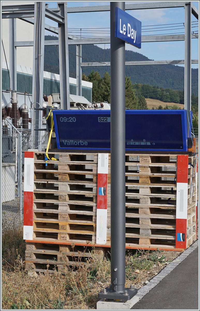 Der wohl genialste Zuganzeiger aller Zeiten: Sehr eindrücklich stimmt er die Reisenden auf den etwas heruntergekommenen Ziel-Bahnhof ein...

Le Day, den 15. August 2022