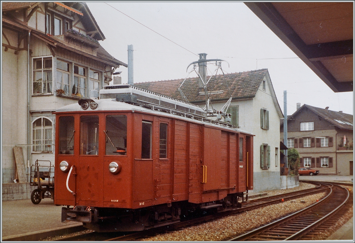 Der WSB De 4/4 N° 42 ( Revisionsdatum R1 5.11.82) ist Aarau WSB unterwegs.

Analogbild vom 23. Mai 1984