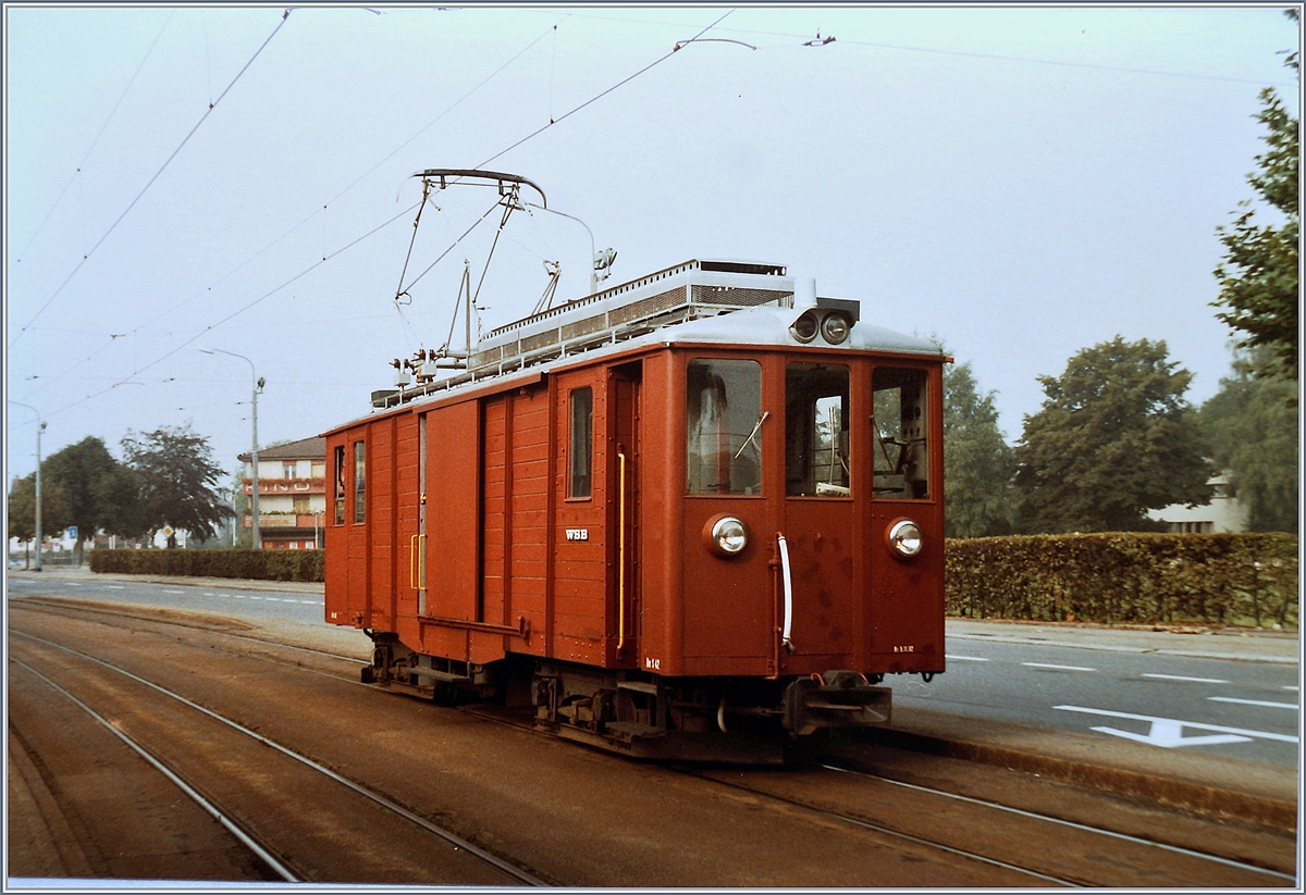 Der WSB Gütertriebwagen De 4/4 N° 42 bei einen kurzen Halt in Suhr Ausweiche am 4. September 1984.