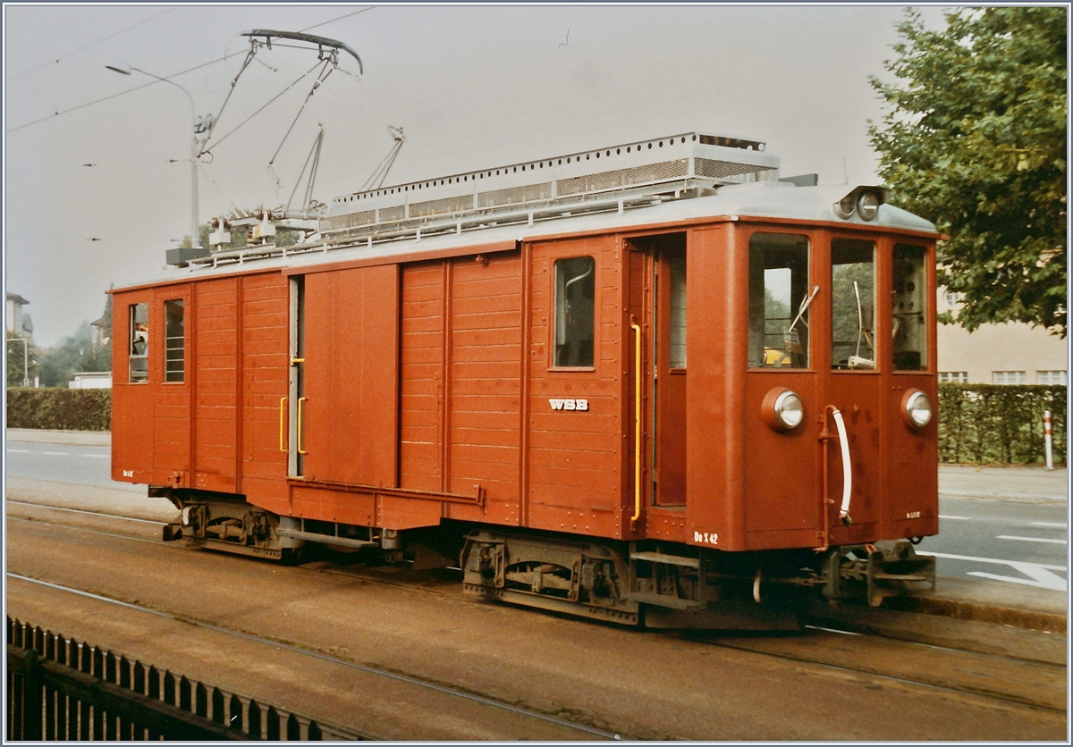 Der WSB Gütertriebwagen De 4/4 N° 42 bei einen kurzen Halt in Suhr Ausweiche am 4. September 1984.