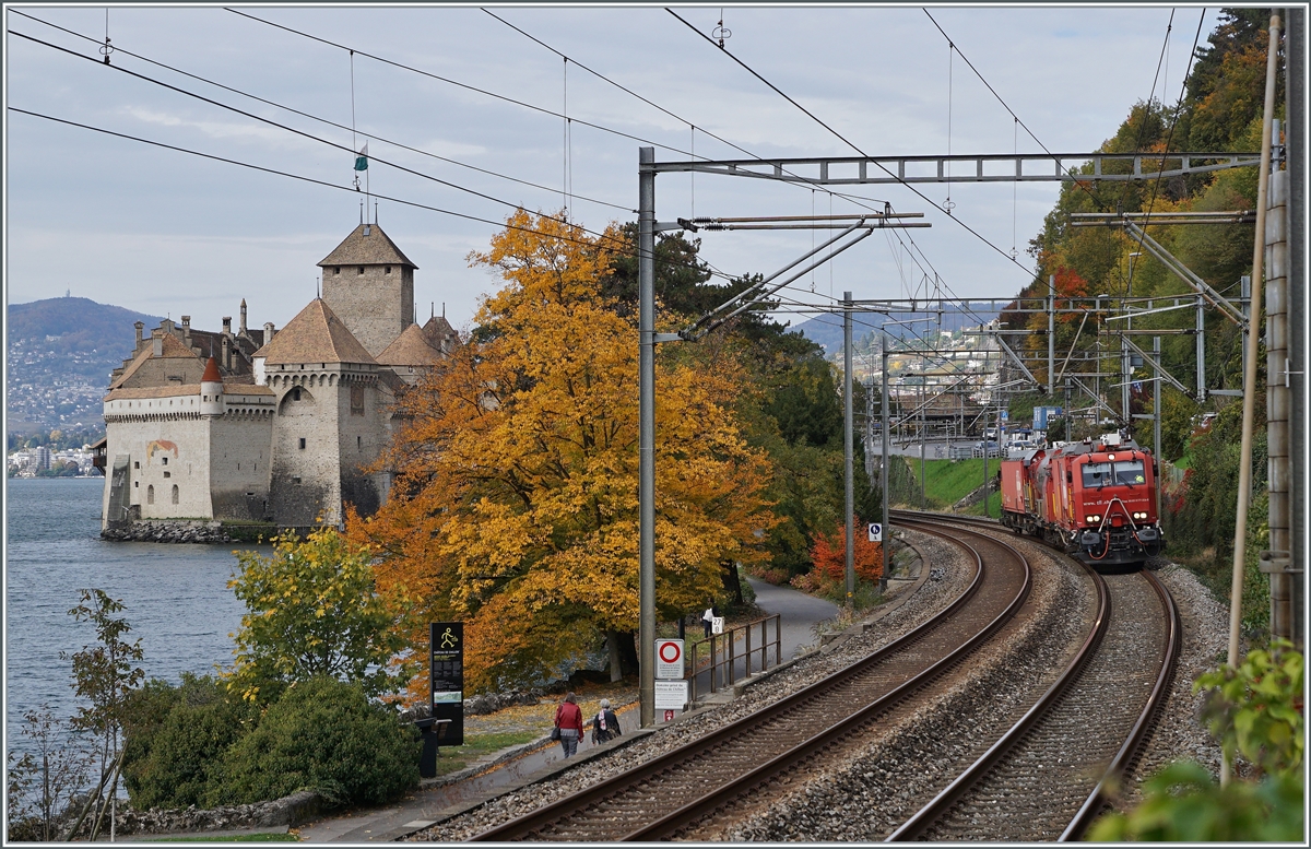 Der XTmas 99 85 9177 004-0 ist beim Chteau de Chillon auf der Fahrt in Richtung Villeneuve.

21. Oktober 2020