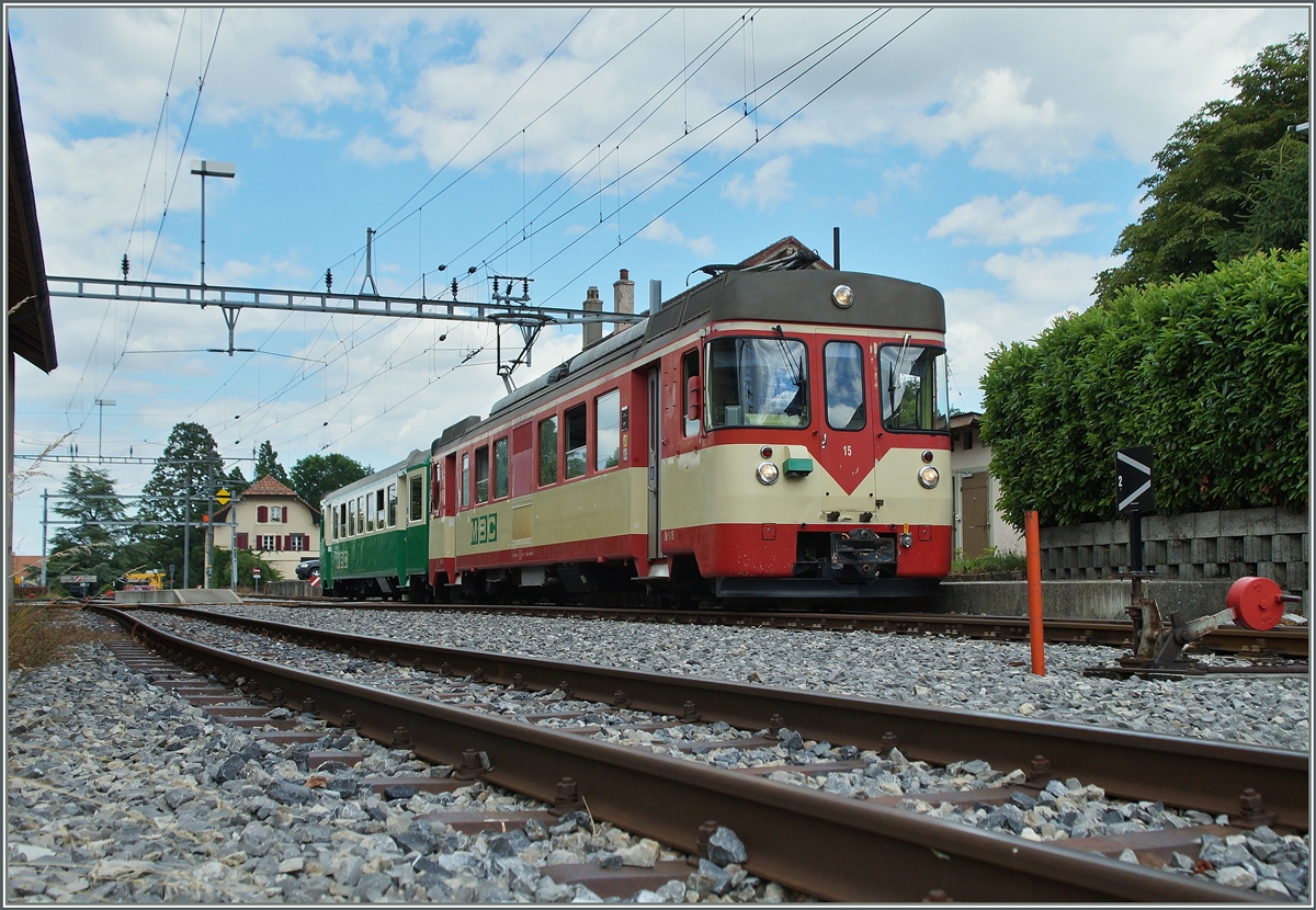 Der von der YSteC übernommene Be 4/4 15 wartet in L'Isle Mont la Ville auf die Rückfahrt nach Apples.
30. Juni 2014