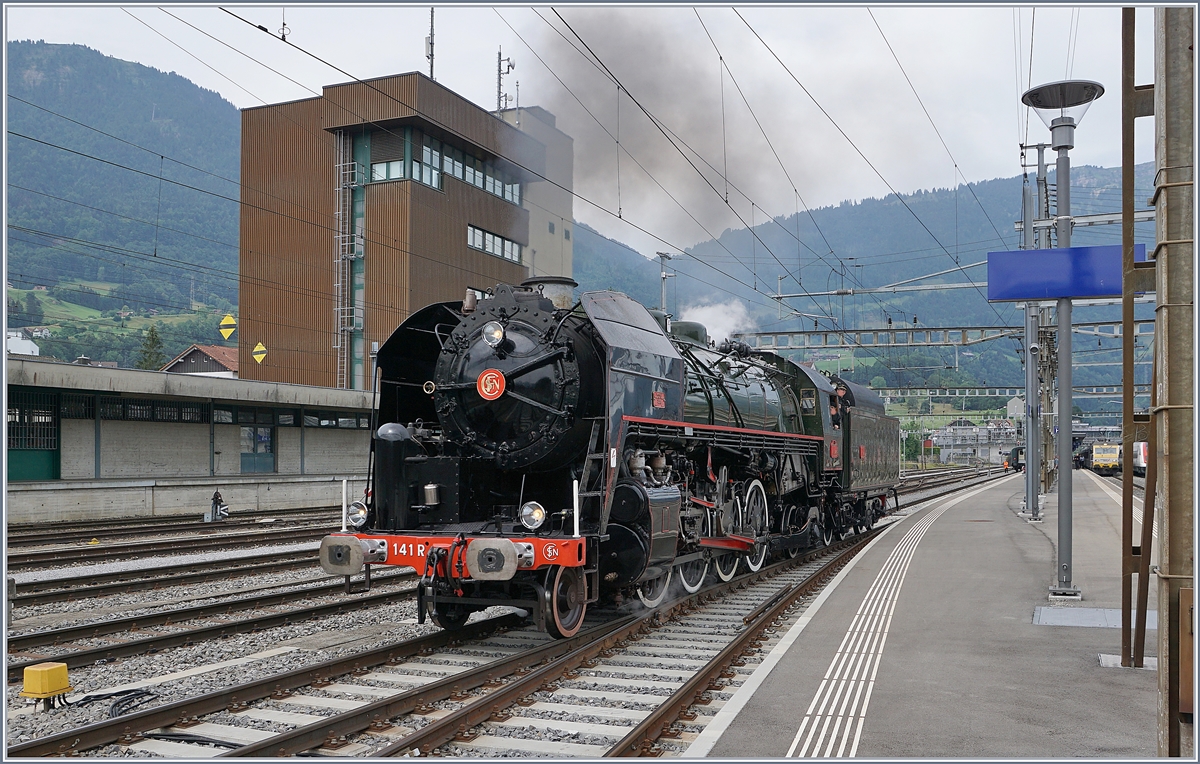 Der von Zürich nach Luzern fahrende Mikado 1244 Extrazug musste im  Keilbahnhof  Arth-Goldau neben dem Gleis auch Fahrtrichtung wechseln. Letzteres geschah indem der Zug an den Abfahrts-Bahnsteig gestellt wurde und die 141 R 1244 dann ihren Zug umfuhr. Das Bild zeig die vom Zug wegfahrende Lok. 24. Juni 2018