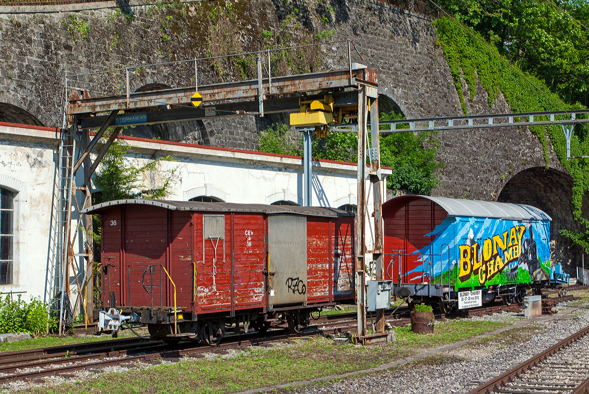 Der zweiachsige gedeckte Gterwagen CEV Gk 36, ex K 36, der Chemins de fer lectriques Veveysans (heute MVR - Transports Montreux–Vevey–Riviera) ist am 26.05.2012 beim Bahnhof Vevey abgestellt. Rechts dahinter steht der vierachsige gedeckte Gterwagen K 672 der Werbewagen der Museumsbahn Blonay-Chamby. 

Der zweiachsige CEV Gk 36 Wagen mit einer offenen Plattform wurde 1905 von SWS (Schweizerische Wagons- und Aufzgefabrik AG) gebaut.

TECHNISCHE DATEN (CEV Gk36):
Typ: K2
Baujahr: 1905
Hersteller: SWS
Spurweite: 1.000 mm (Meterspur)
Achsanzahl: 2 
Eigengewicht: 6.100 kg
Nutzlast: 10.000 kg

Der ursprngliche Wagen mit einer offenen Plattform GMF K 672 (der Werbewagen der Museumsbahn Blonay-Chamby) wurde 1919 von SWS (Schweizerische Wagons- und Aufzgefabrik AG) gebaut und 1955 von den Werksttten der GMF (Chemins de fer fribourgeois Gruyre–Fribourg–Morat) selbst, unter Verwendung von Teilen des OM 930, umgebaut. Im Jahr 2012 ging er von der tpf (Transports publics fribourgeois) an die Museumsbahn.

TECHNISCHE DATEN (GMF K 672):
Typ: K4
Baujahr: 1919 / 1955
Hersteller: SWS / GMF
Spurweite: 1.000 mm (Meterspur)
Achsanzahl: 4 (Achsfolge 2'2')
Lnge ber Puffer: 10.390 mm
Rahmenlnge: 9.390 mm
Drehzapfenabstand: 5.300 mm
Achsabstand im Drehgesell: 1.200 mm
Eigengewicht: 9.800 kg
Nutzlast: 15.000 kg


