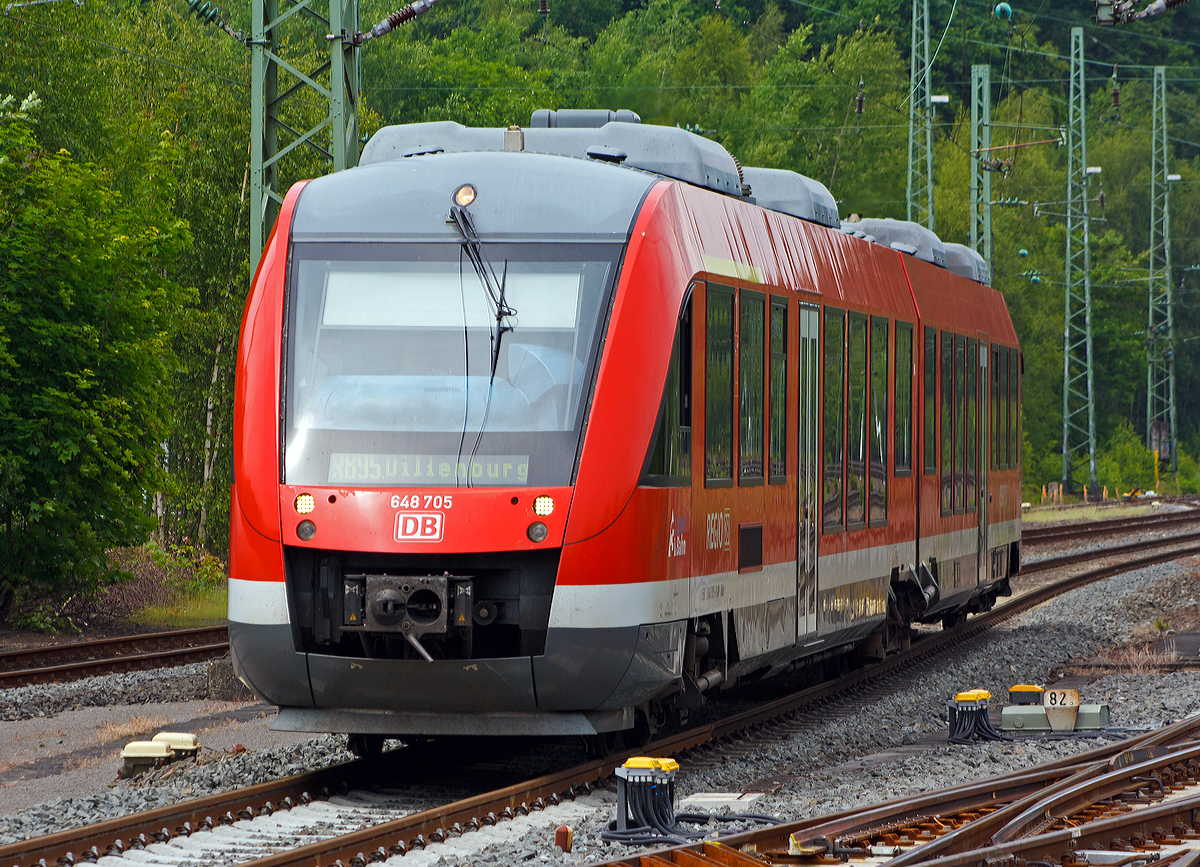 
Der zweiteilige Alstom Coradia LINT 41 Dieseltriebwagen 648 705 / 648 205 (95 80 0648 705-1 D-DB / 95 80 0648 205-2 D-DB) der DreiLänderBahn (zu DB Regio NRW) als RB 95  Sieg-Dill-Bahn  (Dillenburg-Siegen-Betzdorf/Sieg-Au/Sieg) am 04.06.2014 kurz vor der Einfahrt in den Bahnhof Betzdorf/Sieg.

Der zweiteilige Dieseltriebwagen wurde 2004 bei Alstom (ehemals LHB) in Salzgitter unter Fabriknummer 1001222-005 gebaut.

Hinweis: Teleaufnahme, aufgenommen vom Bahnsteig