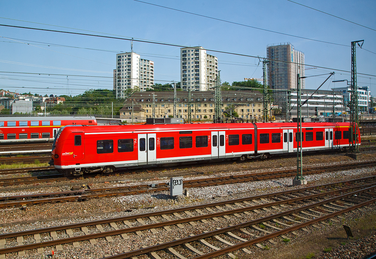 Der zweiteilige DB Babyquietschie 426 516-1 / 426 016-2 (94 80 0426 516-1 D-DB und 94 80 0426 016-2 D-DB) der DB Regio steht am 04.06.2019 bei Stuttgart (aufgenommen aus einem Zug).

Der zweiteilige ET wurde 2001 von Deutsche Waggonbau AG im Werk Halle-Ammendorf unter den Fabriknummern 6/516/2 und 6/016/1 gebaut.

Für Strecken mit schwächerem Fahrgastaufkommen und zur bedarfsgerechten Verstärkung von 425ern wurde die zweiteilige Baureihe 426 beschafft. Diese Triebzüge bestehen lediglich aus zwei Endwagen und sind nur 35 Meter lang. Sein Aussehen (kurz, rot und rechteckig mit „Henkel“ in der Mitte) trug ihm die Spitznamen Erdbeerkörbchen oder Babyquietschie ein. Bei diesen Fahrzeugen tritt bei Mehrfachtraktion die Problematik der sich aufschaukelnden Fahrleitung zu Tage: Werden drei oder vier Fahrzeuge gekuppelt gefahren, muss ihre Höchstgeschwindigkeit begrenzt werden, weil die Stromabnehmerabstände zu kurz sind. Die Fahrleitung bildet eine geschwindigkeitsabhängige Welle, bei der der mittlere oder letzte Stromabnehmer den Kontakt verlieren kann.