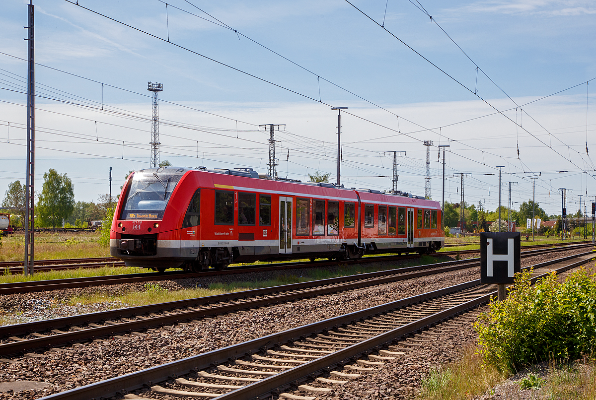 Der zweiteilige Dieseltriebzug 623 018 / 623 518 (95 80 0623 018-8 D-DB / 95 80 0623 518-7 D-DB, ein Alstom Coradia LINT 41 (neue Kopfform) der DB Regio Nordost, erreicht am 16.05.2022 als RE 4  Stadttore-Linie  (Lübeck – Bützow – Güstrow – Pasewalk – Szczecin) den Bahnhof Bützow. 

Die Dieseltriebwagen Alstom Coradia LINT 41 (neue Kopfform) wurden von ALSTOM Transport Deutschland GmbH (vormals Linke-Hofmann-Busch GmbH (LHB)) in Salzgitter-Watenstedt entwickelt und gebaut, dieser wurde 2015 unter der Fabriknummern D044041-004 gebaut. Eigentlich müssten diese neuen Dieseltriebwagen „Coradia LINT 42“ heißen, da sie ja 42,17 m lang sind und nicht wie die älteren 648er  41,81 m.

Der Triebwagen besteht aus bestehen aus zwei Wagenteilen, die jeweils auf eine Enddrehgestell und in der Mitte gemeinsam auf einem Jakobs-Drehgestell ruhen. Motorisiert ist der Triebzug durch zwei Dieselmotoren mit einer Leistung von je 390 kW. Neben der Zulassung für Deutschland, haben sie auch diese für Pollen.

TECHNISCHE DATEN:
Spurweite: 1.435 mm
Achsfolge: B’2’B’
Fahrzeuglänge über Kupplung:  42.170 mm
Drehzapfenabstände: 16.500 mm
Achsabstand im Endrehgestell (Antriebsgestelle) : 1.900 mm 
Achsabstand im Jakobsgestell: 2.700 mm 
Fahrzeugbreite: 2.750 mm
Maximale Fahrzeughöhe (über SO):  4.310 mm
Einstieghöhe (über SO): ca. 800 mm 
Minimaler befahrbarer Radius Werkstatt/Betrieb: 100/125 m
Installierte Motorleistung: 2x390 kW
Leistungsübertragung: mechanisch
Höchstgeschwindigkeit: 140 km/h 
Eigengewicht: ca. 68 t
