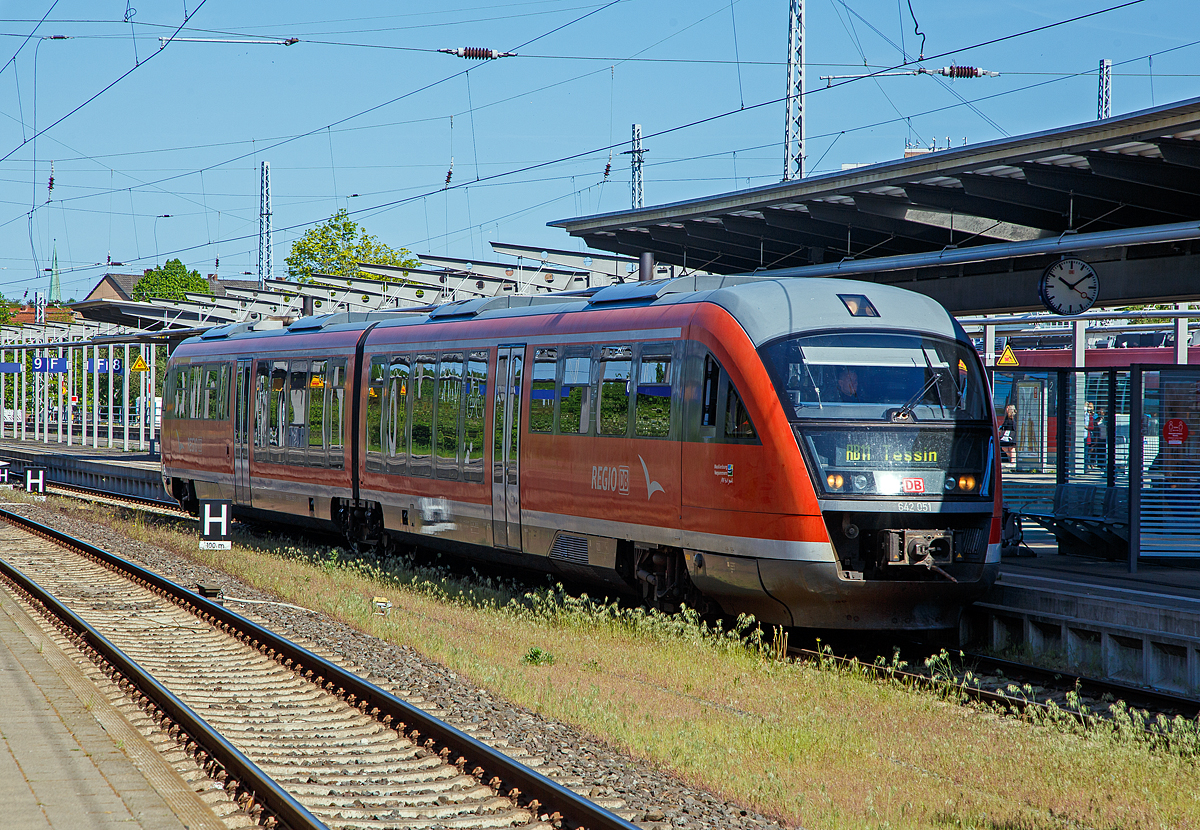 Der zweiteilige Siemens Desiro Classic (Dieseltriebzug) 642 051 / 642 551 (95 80 0642 051-6 D-DB / 95 80 0642 551-5 D-DB) DB Regio Hanse Verkehr GmbH, als RB 11 von Wismar via Bad Doberan und Rostock nach Tessin, am 15.05.2022 als im Hbf Rostock. Das Ziel ist aber nicht der Schweizer Kanton Tessin, sondern das Amt Tessin in Mecklenburg-Vorpommern.

Der Desiro Classic wurde 2000 von Siemens in Uerdingen (ex DUEWAG) gebaut, der VT 642 051 unter der Fabriknummer 91623 und der VT 642 551 unter der Fabriknummer 92083.

Die Baureihe 642 (Siemens Desiro Classic):
Ende der 1990er Jahre schrieb die DB eine grere Anzahl von Dieseltriebwagen aus, mit dem Ziel, den Betrieb auf Nebenbahnen wirtschaftlicher zu gestalten und dort die verbliebenen lokbespannten Zge abzulsen. Es wurden gut 500 Triebwagen, aufgeteilt in acht Baureihen, bei der Fahrzeugindustrie bestellt. Die stckzahlenmig grte Baureihe war der Desiro von Dwag bzw. Siemens, er wurde als Baureihe 642 in 231 Exemplaren beschafft.

Technik und Aufbau:
Der Wagenkasten ist aus selbsttragenden Aluminiumrhre in Integralbauweise konstruiert. Die Kopfteile mit den Fhrerstnden sind als vorgefertigte GfK-Module ausgefhrt, die auf das verlngerte Untergestell des Aluminiumwagenkastens aufgeklebt sind.

Der Fahrgastraum ist gegliedert in den Niederflurbereich (von einem Einstieg bis zum Sitzbereich ber dem Jakobsdrehgestell) und die hher gelegenen Bereiche an jedem Wagenende. Aufgrund des vergleichsweise groen Motorraums besitzt die Baureihe 642 jedoch einen geringeren Niederfluranteil als vergleichbare Zge wie zum Beispiel Bombardier Talent oder Alstom Lint. Glaswnde und -tren trennen Einstiegsrume und bergangsbereiche voneinander ab.

Der Fahrgastraum wird durch eine Warmwasser-Umluft-Heizung, bei extremer Klte durch lfeuerung geheizt. Im Sommer soll die Klimaanlage fr behagliche Temperaturen sorgen, allerdings sind die Anlagen noch immer stranfllig. Pro Wagen knnen sechs Fenster gekippt werden.

Fahrwerke und Bremsen:
Zwei angetriebene Drehgestelle, ein nicht angetriebenes Jakobsdrehgestell mit Gummiprimrfedern und niveauregulierter Luftfederung in der Sekundrstufe. Je drei Wellenbremsscheiben
je Triebdrehgestell, zwei Radbremsscheiben je Radsatz im Jakobsdrehgestell. Magnetschienenbremse in den Triebdrehgestellen. Mikroprozessorgesteuerter Gleit- und Schleuderschutz. Die Triebwagen sind mit einer direkten elektropneumatischen Bremse (ep-Bremse) und einer indirekten mehrlsigen Druckluftbremse als Rckfallebene ausgestattet. Mit dem Retarder wird bei Nutzung der ep-Bremse zudem hydrodynamisch gebremst. Als Feststellbremse sind Federspeicherbremsen vorhanden. Die Magnetschienenbremse kommt bei Zwangs- und Schnellbremsungen zum Einsatz, bei Notbremsungen jedoch bleibt sie unwirksam. Zudem kann sie vom Triebfahrzeugfhrer ber einen Kippschalter zugeschaltet werden.

Antrieb:
Der Triebzug wir von zwei MTU 6-Zylinder-Dieselmotor mit Abgasturboaufladung, Ladeluftkhlung mit jeweils 275 kW / 374 PS Leistung (Euro II) bei 1900 U/min angetrieben. (Bei anderen Kunden und Ausfhrungen auch 315, 335 oder 360 kW, sowie Motoren von MAN)
Diese befinden sich jeweils unter dem Hochflurbereich zwischen dem angetriebenen Drehgestell und dem Niederflurbereich. Ihr Drehmoment wird ber ein hydromechanisches Fnfgang-Automatikgetriebe mit Anfahrwandler und integriertem Retarder auf das uere Drehgestell bertragen.

Technische Daten (DB Regio Version) : 
Spurweite:  1.435 mm (Normalspur)
Achsformel:  B´2´B´
Lnge ber Kupplung:  41.700 mm
Drehzapfenabstand: 2 x 16.000 mm
Achsabstand im Drehgestell: 1.900 / 2.650 /1.900 mm
Lauf- und Treibraddurchmesser: 770 mm (neu) / 710 mm (abgenutzt)
Breite:  2.830 mm
Grte Hhe: 3.819 mm
Fubodenhhen: 1.250 mm (Hochflur) / 575 mm (Niederflurbereich)
Eigengewichtgewicht: 68,2 t
Zul. Gesamtgewicht:  88,7 t
Hchstgeschwindigkeit:  120 km/h
Motoren: zwei MTU 6-Zylinder-Dieselmotor 
Leistung: 2 x 315 kW 
Kraftbertragung: mechanisch (5-Gang-Automatikgetriebe mit hydraulischen Anfahrwandler)
Kraftstoffvorrat:  2 x 600 l
Heizlvorrat:  2 x 150 l
Max. Anfahrbeschleunigung: 1,1 m/s
Max. Bremsverzgerung: Betriebsbremse 0,9 m/s / Gefahrbremse 1,15 m/s
Sitzpltze: 12 (1.Klasse) 109 (2.Klasse, davon 13 Klappsitze)
Stehpltze:  90
Scharfenberg Kupplung:  Typ 10

