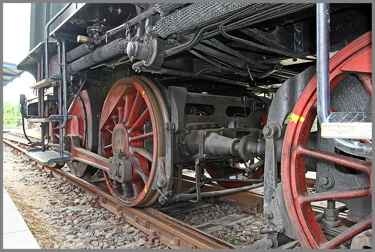 
Detail der E 71 19, ex preußische EG 519 Halle, am 14.06.2014 im DB Museum Koblenz-Lützel. 

Blick auf ein Drehgestell, zwischen den beiden Achsen Motor und Getriebe von dem aus die Kraftübertragung durch die Kuppelstangen geschieht. Beide Triebdrehgestelle sind mittels einer Kupplung beweglich miteinander verbunden. Die Zugkraftübertragung erfolgt über die Drehgestelle und die verbindende Kupplung, und nicht über den Lokrahmen/-kasten.