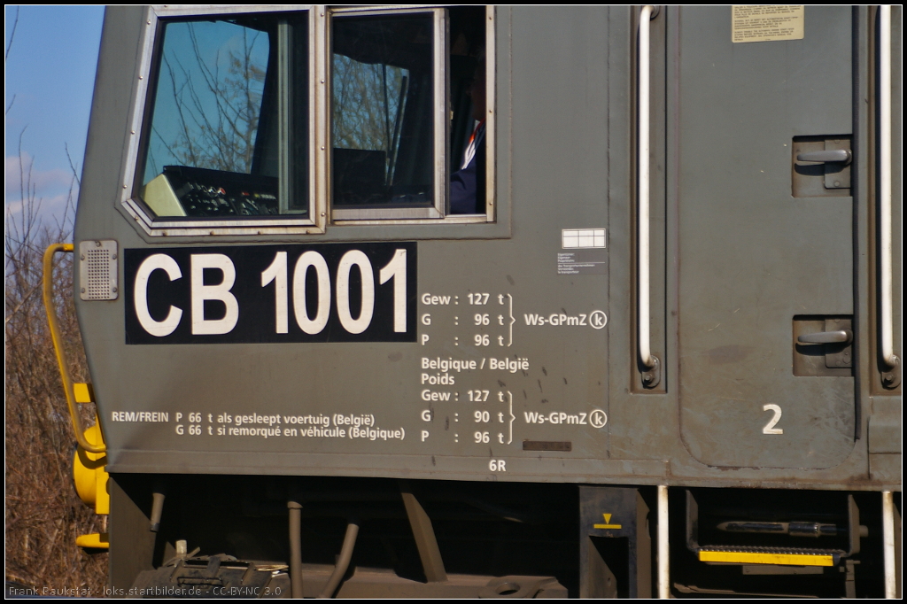 Detailaufnahme der Beschriftung unter dem Tf-Fenster von ITL CB 1001 / 266 106 am 22.02.2014 in Leipzig-Thekla. Das diese auch in Belgischer Sprache erfolgt, liegt daran das die Lok urspr�nglich an R4C Benelux ausgeliefert wurde.