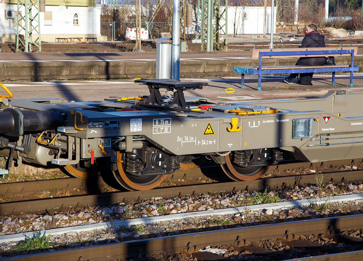 Detailbild von dem sechsachsigen Gelenk-Taschenwagen (Doppeltaschenwagen Typ T3000es in Gelenkbauart ) der Gattung Sdggmrss (33 85 4992 447-4 CH-HUPAC) am 29.12.2017 im Bahnhof Weil am Rhein.

Hier sieht man auch gut den hhenverstellbaren Sttzbock (Sattelauflage).
