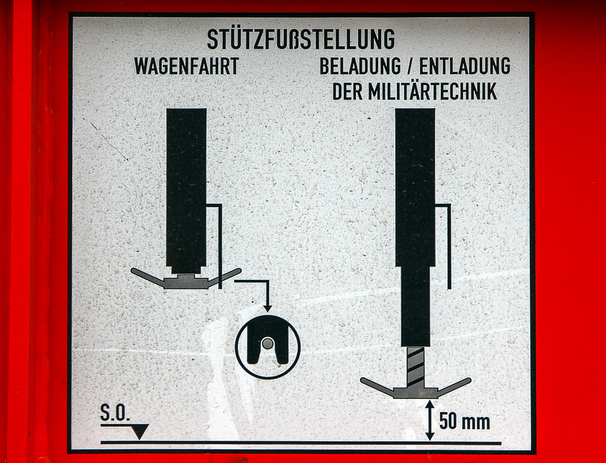 Detailbild von einem Hinweisschild der Stellung der Stützfüße an einem Samms 489.1 Wagen, hier der 31 80 4852 895-6 D-DB, abgestellt am 09.08.2019 im Rbf Betzdorf (Sieg). 