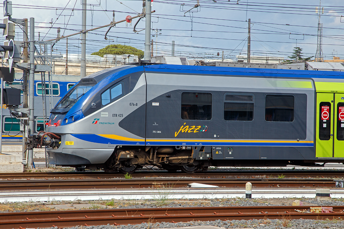 Detailbild...
Der fnfteilige Trenitalia „JAZZ“ ETR.425.076 erreicht am 13.07.2022 den Bahnhof Roma Termini. 