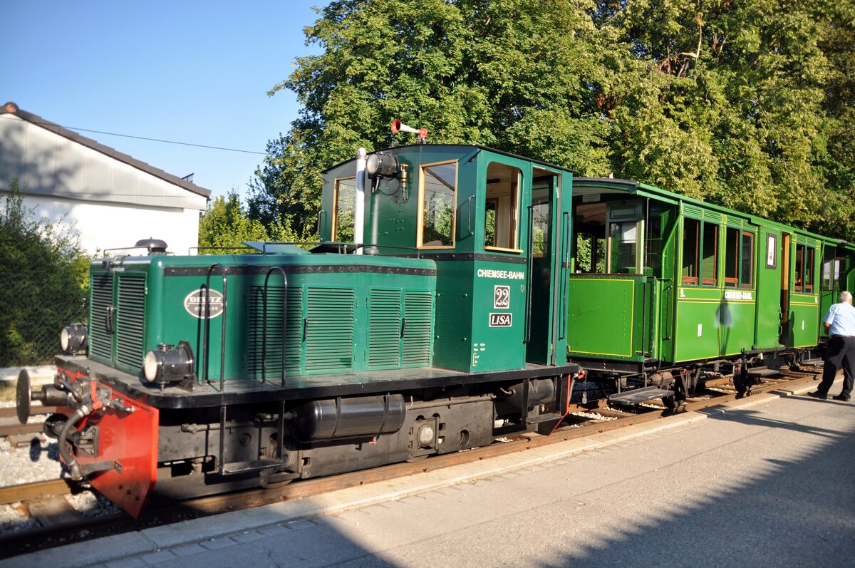 Deutz Diesellok Nr.22  Lisa  mit Zug der Chiemseebahn in Prien am 14.08.2022.