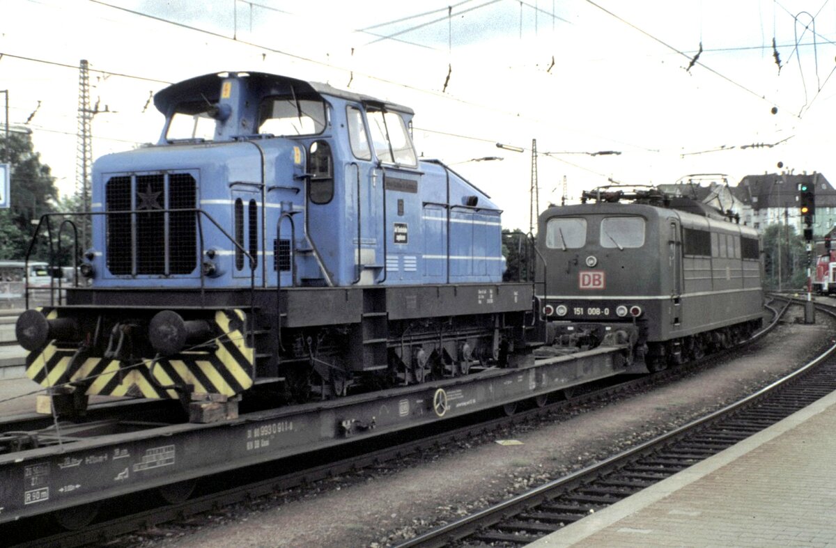 DHG 500 auf Tieflader fährt durch Ulm am 19.05.1998; gezogen von 151 008-0.