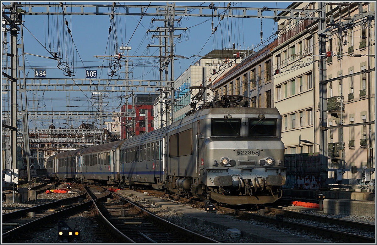 Dichter Verkehr mit wechselnder Spannung im westlichen Bahnhofskopf von Genève. Die SNCF BB 22358 erreicht mit ihrem TER von Lyon kommend ihr Ziel Genève. Dazu müssen nicht nur die Weichen richtig stehen, sondern auch die entsprechenden Stromabschnitte die Lok mit 25000 Volt/50 Hertz Wechselstrom versorgen. 

19. Juli 2021