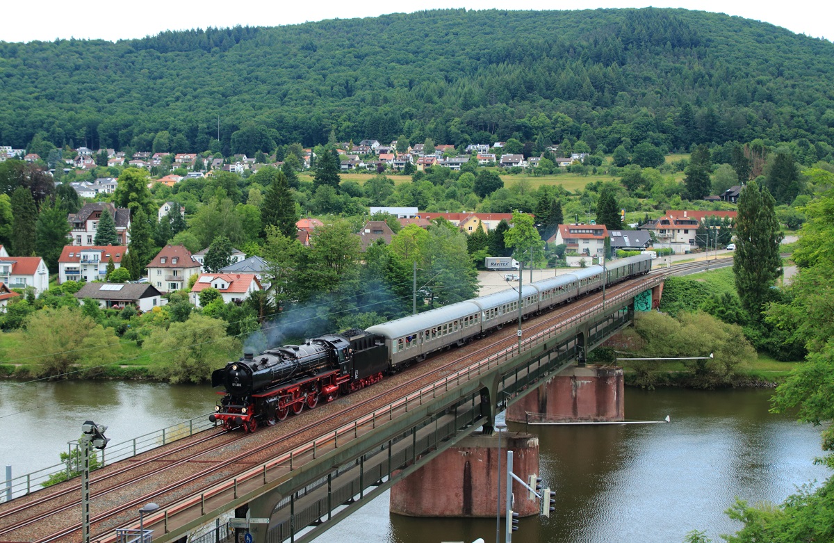 Die 01 202 des Vereins Pacific 01 202 ist ab und zu auch einmal in ihrer alten Heimat im Einsatz, so wie hier beim Dampfspektakel zum Jubilum  20 Jahre Rheinland-Pfalz-Takt  und  25 Jahre Verkehrsverbund Rhein-Neckar . Am Abend des 30.05.2014 berquert sie den Neckar bei Neckargemnd.