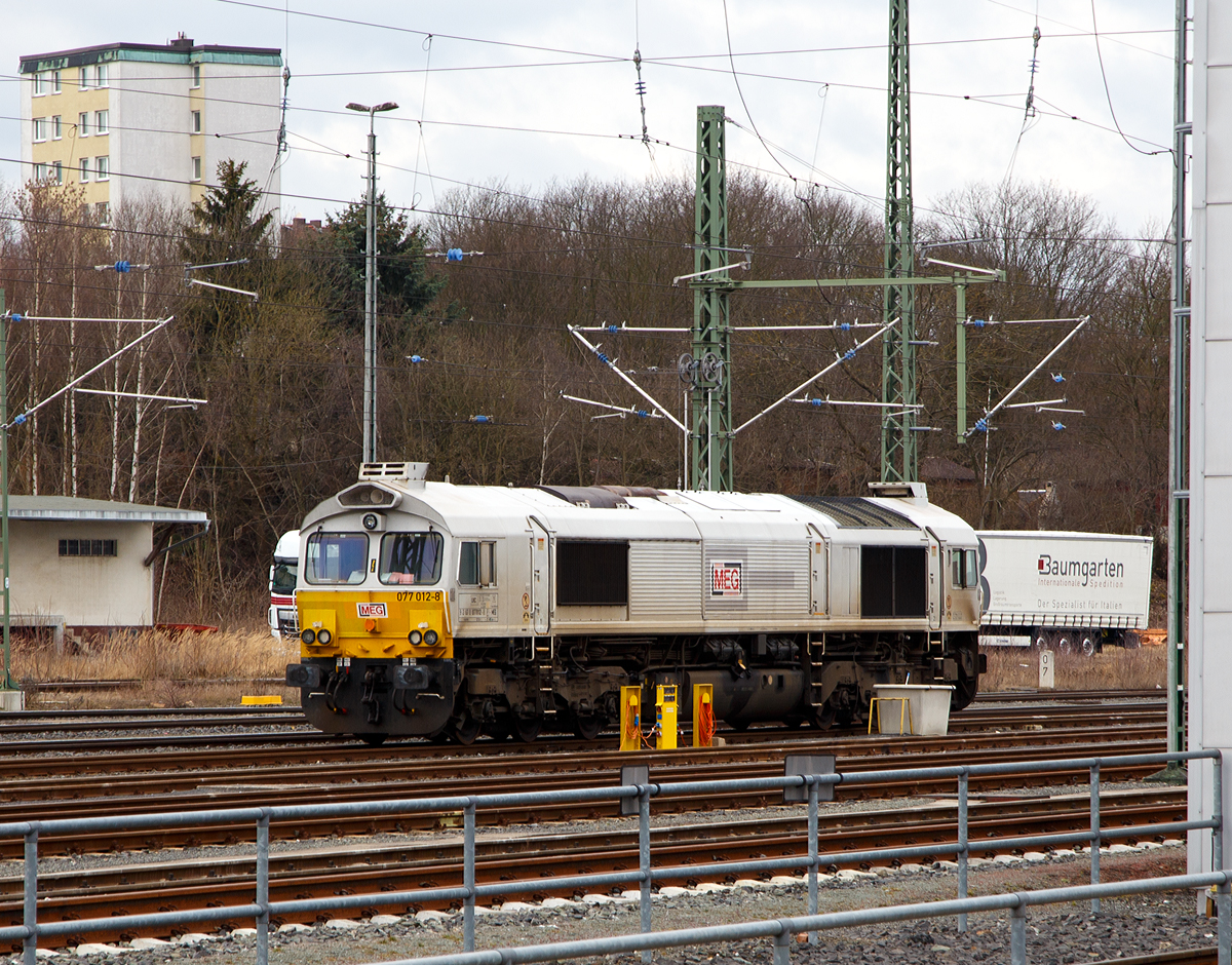 
Die 077 012-9 (92 87 0077 012-8 F-MEG) der MEG - Mitteldeutsche Eisenbahn GmbH, ex ECR 77012 (Euro Cargo Rail SAS), ist am 27.03.2016 beim Hauptbahnhof Hof (Saale) abgestellt. 

Die General Motors EMD JT42CWRM wurde 2008 von EMD unter der Fabriknummer 20068864-012 gebaut und an die franzsische DB Tochter  Euro Cargo Rail SAS (Paris) als 77012 (92 87 0077 012-8 F-ECR) geliefert. Seit Januar 2015 fhrt sie nun fr die MEG. Die MEG ist ein am 01.10.1998 gegrndetes Tochterunternehmen der DB Cargo AG, Mainz und der VTG Rail Logistics GmbH, Hamburg.

Die General Motors EMD JT42 CWRM  - Class 77 ist eine diesel-elektrische 6-achsige Schwerlastlokomotive. Sie besitzt einen 2-Takt-Turbodieselmotor, der einen Generator antreibt der wiederum den Strom fr die 6 Gleichstrommotoren erzeugt die die 6 Achsen angetrieben.

In Deutschland ist sie bekannt als Class 77, und werden oft unter der Betreiberbaureihe  247 bezeichnet, im deutschen Fahrzeugeinstellungsregister ist sie jedoch als Baureihe 1 266.4 gefhrt.
In Grobritannien wird diese Variante als Class 66/9 bezeichnet und ist nicht zu verwechseln mit der Baureihe Class 77 von British Rail. In Frankreich erhielten die Fahrzeuge die Typenbezeichnung CC 77 000. Auch in Belgien ist die Typenbezeichnung 77 anders belegt.
