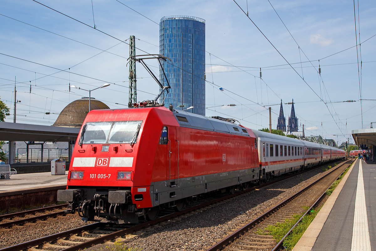 
Die 101 005-7 (91 80 6101 005-7 D-DB) schiebt am 01.06.2019 einen IC durch den Bahnhof Köln Messe/Deutz in Richtung Hauptbahnhof.

Hinten KölnTriangle Panorama, welches oben eine Aussichtsplattform hat, wo am einen tollen Rundblick über Köln hat. 
