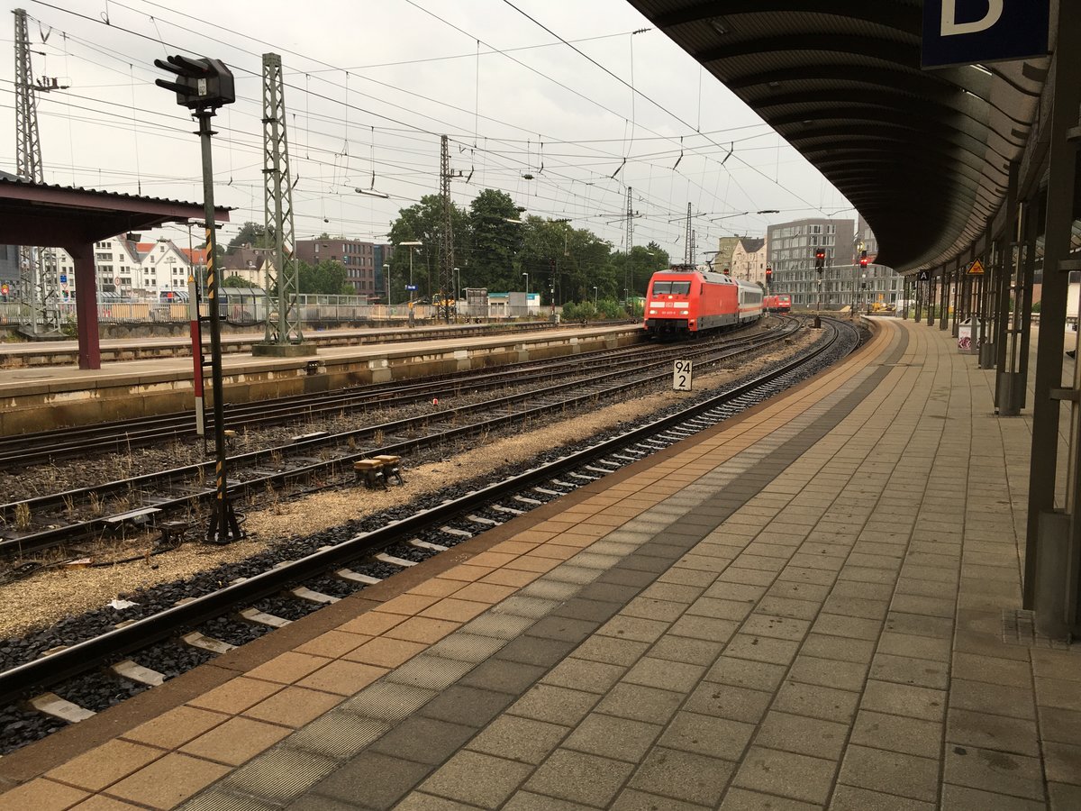 Die 101 025 zieht am 23.07.16 den Ic 2264 (München hbf - Basel Bad Bf) in den Ulmer Hauptbahnhof. 