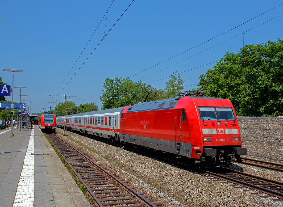 Die 101 056-0 (91 80 6101 056-0 D-DB) der DB Fernverkehr AG fährt am 04.06.2019 mit einem IC durch Gröbenzell in Richtung München.