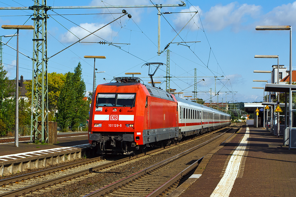 
Die 101 129-5 rauscht am 20.08.2014 mit dem IC 2277 (Hamburg-Altona - Hannover Hbf - Frankfurt(Main)Hbf) durch den Bahnhof Butzbach in Richtung Friedberg(Hessen).
