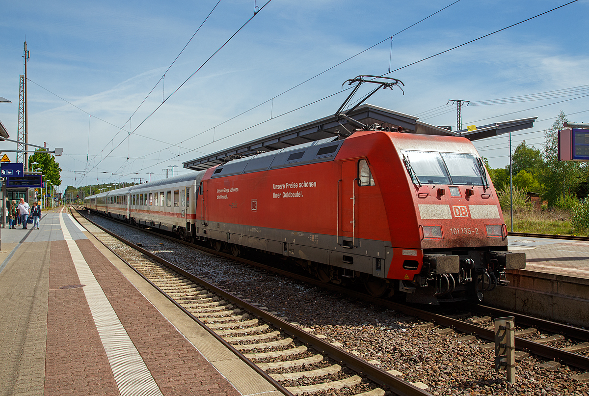 Die 101 135-2 „Unsere Züge schonen die Umwelt“  (91 80 6101 135-2 D-DB) der DB Fernverkehr AG verlässt am 16.05.2022, mit dem IC 2238 (Leipzig Hbf - Warnemünde), den Bahnhof Bützow.

Die Lok wurde 1999 von ABB Daimler-Benz Transportation GmbH (ADtranz) in Kassel unter der Fabriknummer 33245 gebaut.
