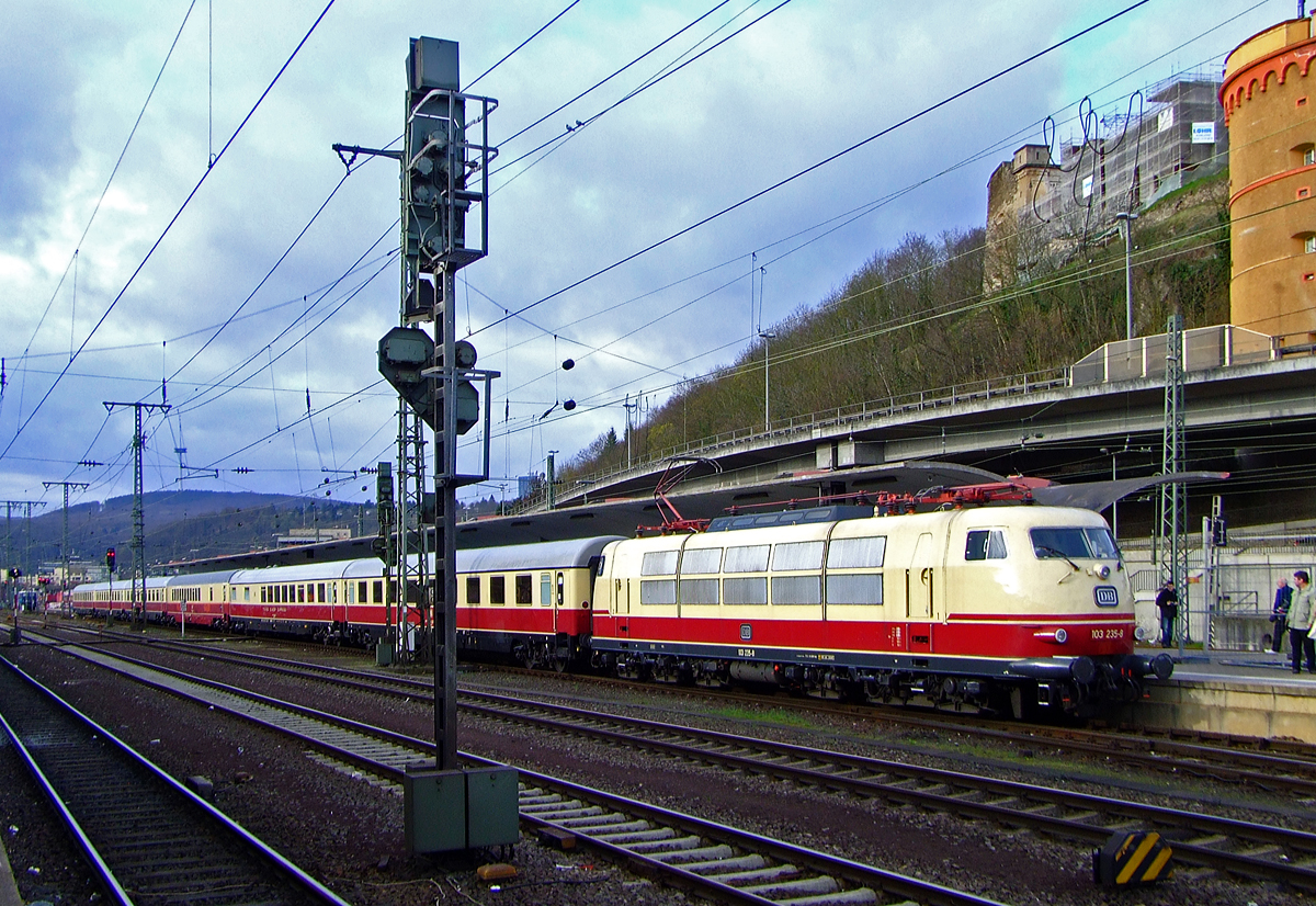 Die 103 235-8 (91 80 6103 235-8 D-DB) mit IC 91300 (mit TEE-Rheingold Wagen) steht am 03.04.2010 im Koblenzer Hauptbahnhof zur Weiterfahrt nach Trier Hbf bereit. Der Zug fuhr anlsslich des Dampfspektakels 2010. Der Sonderzug fuhr als TEE Rheingold die Verbindung Dortmund – Essen – Duisburg – Kln – Koblenz – Trier. Den Zug konnte man mit einem normalen IC-Ticket in der 2. Klasse buchen. 

Die Lok wurde 1973 von Henschel in Kassel unter der Fabriknummer 31782 gebaut, der elektrische Teil ist von BBC (Brown, Boveri & Cie AG).
