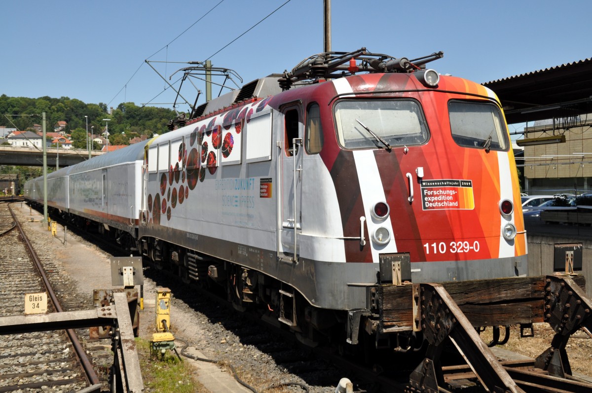 Die 110 329-0 steht am 26.07.2009 vor dem Science Express in Ulm.