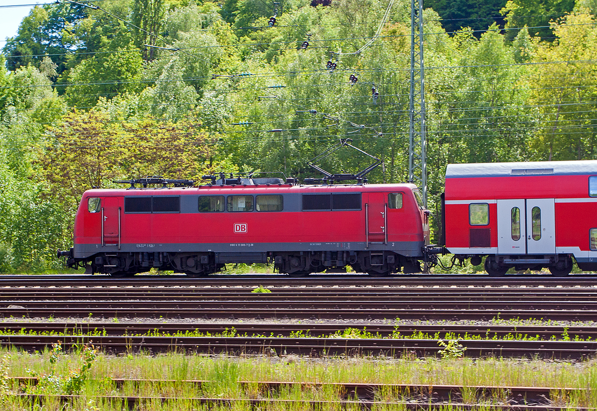 Die  111 009-7 (91 80 6111 009-7 D-DB) der DB Regio NRW erreicht am 17.05.2012 mit RE 9 (rsx - Rhein-Sieg-Express) Aachen- Köln – Siegen den Bahnhof Betzdorf/Sieg.

Die Lok wurde 1975 von Krauss-Maffei in München-Allach unter der Fabriknummer 19746 gebaut, der elektrische Teil ist von Siemens. Im Februar 2019 ging die 111er leider zur Fa. Bender Rohstoff-Recycling e. K. in Leverkusen-Opladen zur Verschrottung.
