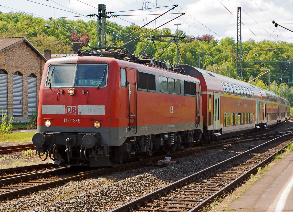 
Die 111 013-9 (91 80 6111 013-9 D-DB) der DB Regio NRW  fhrt am 13.05.2012 mit dem RE 9  Rhein-Sieg-Express  (Aachen-Kln-Siegen) in den Bahnhof Betzdorf/Sieg ein. 

Die 111er wurde 1975 bei Krauss-Maffei AG in Mnchen unter der Fabriknummer 19750 gebaut. 