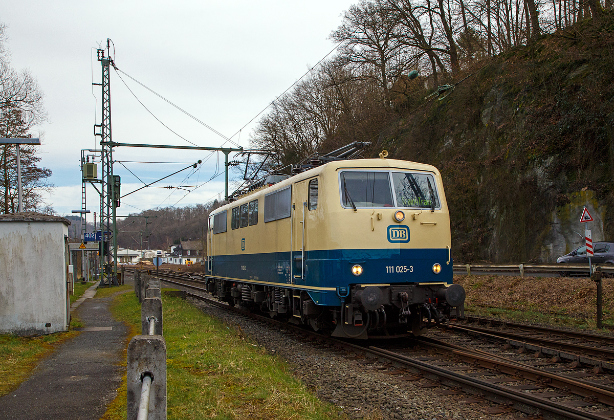 Die 111 025-3 (91 80 6111 025-3 D-TFT) der Train4Train GmbH (Bodenwerder) fährt am 01.03.2022 auf Tfzf (Triebfahrzeugfahrt) durch Scheuerfeld (Sieg) in Richtung Köln.

Die Lok wurde 1976 von Krauss-Maffei in München-Allach unter der Fabriknummer 19762 gebaut. Damals wurde sie auch in ozeanblau/beige ausgeliefert. Nach der Ausmusterung bei der DB AG ging sie 2020 an die Train4Train GmbH und wurde wieder in ozeanblau/beige um lackiert.