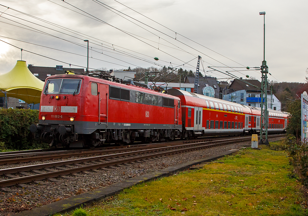 
Die 111 062-6 (91 80 6111 062-6 D-DB) der DB Regio NRW, verlässt am 14.12.2020, mit dem RE 9 (rsx - Rhein-Sieg-Express) Aachen - Köln - Siegen, den Bahnhof Betzdorf (Sieg) in Richtung Siegen.

Die Lok wurde 1976 Henschel & Sohn in Kassel unter der Fabriknummer 31908 gebaut.