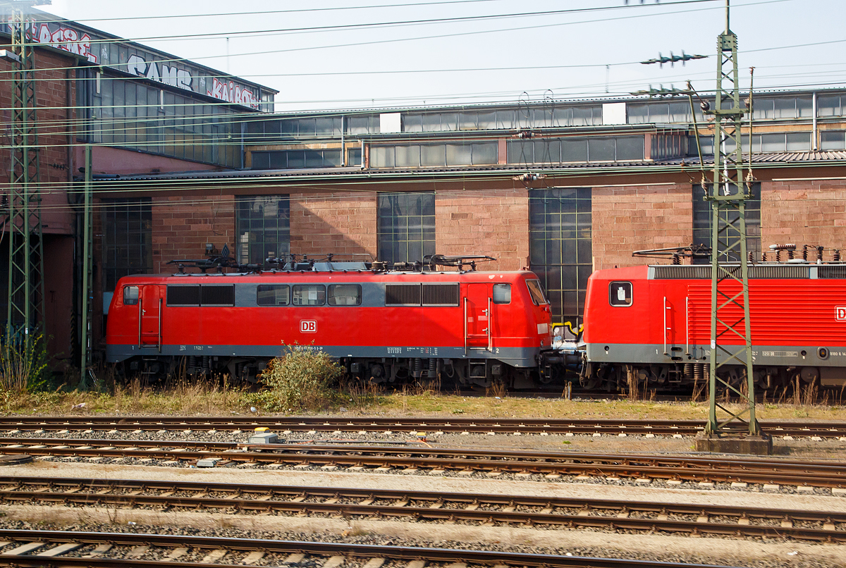 Die 111 086-5 (91 80 6111 086-5 D-DB) der DB Regio ist am 25.03.2022 beim Hbf Frankfurt  am Main abgestellt. Aufnahme aus einem einfahrenden ICE heraus.

Die Lok wurde1977 von Friedrich Krupp AG in Essen unter der Fabriknummer 5423 gebaut, der elektrische Teil wurde von AEG unter der Fabriknummer 8965 geliefert. 
