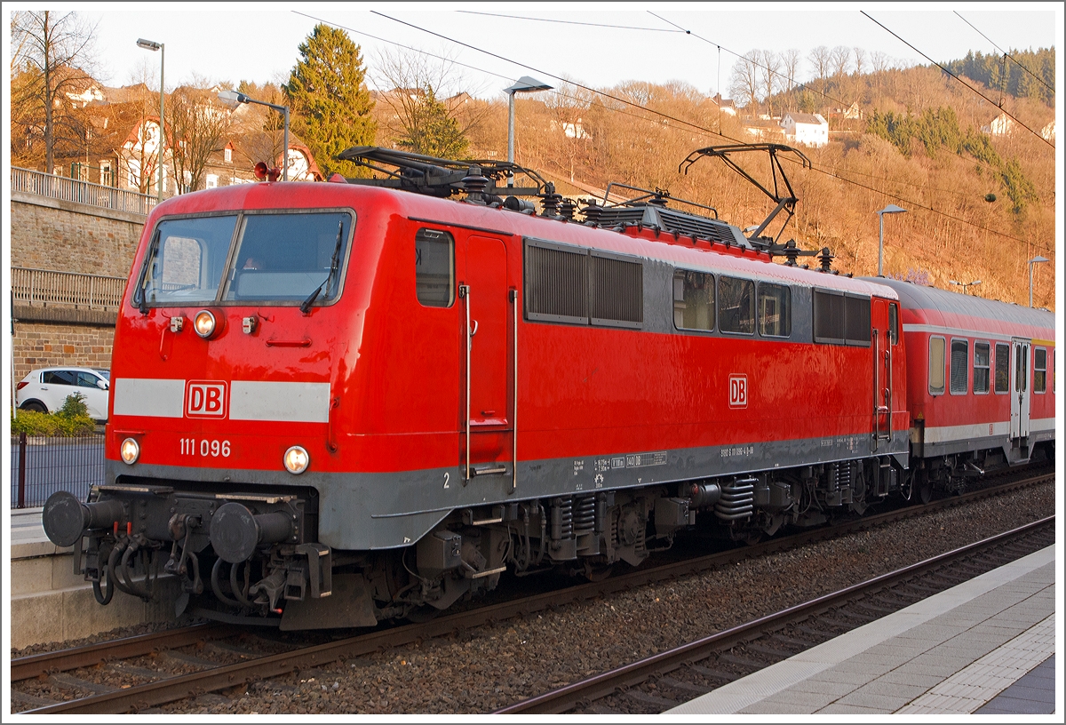 Die 111 096-4 der DB Regio NRW mit n-Wagen (ex Silberlinge) als RE 9 - Rhein-Sieg-Express (Aachen-Köln-Siegen), Umlauf RE 11381, am 14.03.2014 beim Halt im Bahnhof Kirchen a.d. Sieg.

Von den Loks der Baureihe 111 wurden zwischen 1974 bis 1984 insgesamt 227 Stück von verschiedenen Herstellern (AEG, BBC, Henschel, Krauss-Maffei, Krupp, Siemens) gebaut, 222 Stück sind noch im Bestand der DB. 

Eingesetzt werden die 160 km/h schnellen Lokomotiven heute vorwiegend im Regional- und Nahverkehr, während bei der Indienststellung auch der leichte Personen-Fernverkehr zu ihrem Aufgabengebiet gehörte.


Technische Daten:
Spurweite: 1.435 mm
Achsformel: Bo'Bo'
Länge über Puffer: 16.750 mm. 
Fahrmotoren: 4 Stück  á 905 kW = 3.620 kW Leistung, 
Dienstgewicht: 83 t 
Anfahrzugkraft: 274 kN
Höchstgeschwindigkeit: 160 km/h
