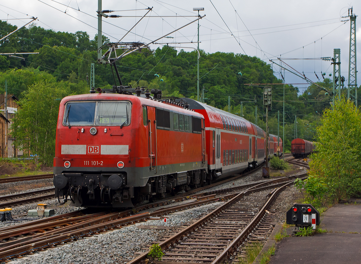 
Die 111 101-2 der DB Regio NRW schiebt am 23.05.2014 den RE 9 (rsx - Rhein-Sieg-Express) Siegen - Köln - Aachen vom Bahnhof Betzdorf/Sieg Steuerwagen voraus in Richtung Köln. 

Die Lok wurde 1977 bei Henschel in Kassel unter der Fabriknummer 32154 gebaut, der elektische Teil ist von BBC.
