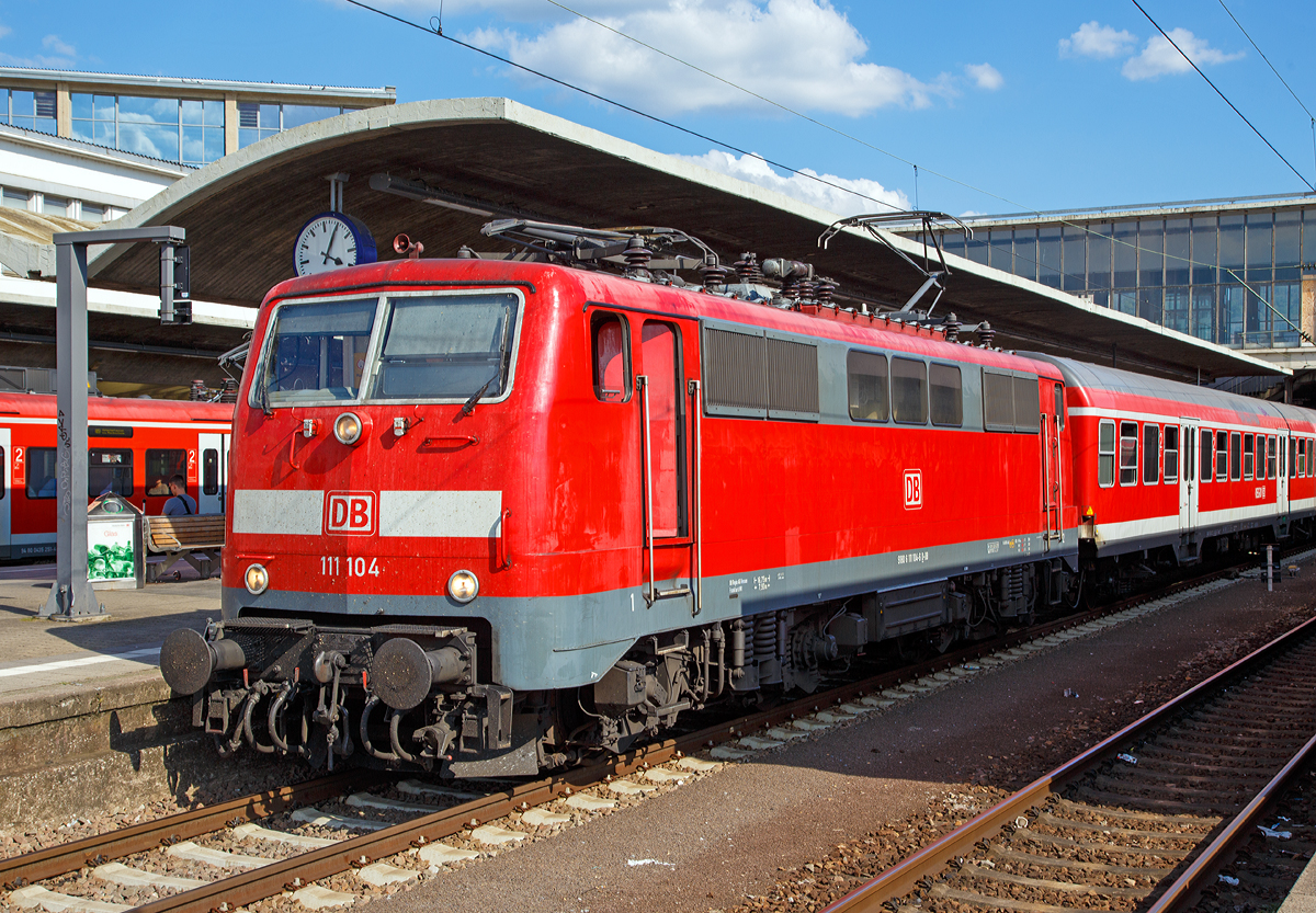 Die 111 104-6 (91 80 6111 104-6 D-DB) am 30.08.2016 mit einem Regionalzug (N-Wagen) im Hbf Heidelberg.

Die 111er wurde 1978 von Henschel in Kassel unter der Fabriknummer 32157 gebaut.

Die Baureihe 111 ist die Nachfolgerin der Schnellzuglok-Baureihe 110. Weil nach Ende der 110er-Produktion noch immer Bedarf an weiteren schnellfahrenden E-Loks bestand, wurde Anfang der 1970er Jahre von der damaligen Deutschen Bundesbahn entschieden, auf Basis bewährter Teile der Baureihe 110 die Nachfolgereihe 111 zu entwickeln.

Besonderes Augenmerk legte man dabei auf die Verbesserung der Laufruhe bei hohen Geschwindigkeiten durch neue Drehgestelle und verbesserte Arbeitsbedingungen für den Lokführer. Hierzu wurde vom Bundesbahn-Zentralamt in München und dem Hersteller Krauss-Maffei der DB-Einheitsführerstand entwickelt, der nach neuesten ergonomischen Erkenntnissen gestaltet wurde und bis heute bei den meisten Neubau-Lokomotiven und Steuerwagen zum Einsatz kommt.

Die Konstruktion der Baureihe 111 lehnt sich im wesentlich an die der Baureihe 110 an, wurde jedoch in Teilen entscheidend verbessert bzw. erweitert. Im mechanischen Teil ist dabei insbesondere auf die neuartigen Drehgestelle zu verweisen; die Radsätze werden hierin über Lemniskatenlenker geführt. Für die Abstützung des Lokkastens kommen Flexicoilfedern zum Einsatz. Im elektrischen Teil der Baureihe 111 wurden die Fahrmotoren WB 372 der Baureihen 110 und 140 und deren Transformator weiterverwendet. Nachdem die Antriebskräfte ursprünglich über einen Gummiring-Kardanantrieb ähnlich dem der Baureihe 103 übertragen werden sollten, blieb man nach Versuchen mit der dazu umgebauten 110 466 beim bewährten Gummiringfederantrieb der Baureihe 110, da der Antrieb der Baureihe 103 erst jenseits von 160 km/h wesentliche Vorteile hatte. Auf dem Dach waren die neuen Einholm-Stromabnehmer Bauart SBS 65 vorgesehen, welche jedoch bei den Maschinen der ersten bis dritten Serie (111 001–146) nur zum Teil verwendet wurden und kurz darauf wieder abgebaut und gegen Scherenstromabnehmer der Bauart DBS 54 ausgetauscht wurden, da die Einholmstromabnehmer für die Baureihe 103 benötigt wurden. Deshalb fahren Loks der ersten Serien teilweise bis heute mit Scheren-Stromabnehmern DBS 54a. Ab 111 147 wurde dann ausnahmslos der SBS 65 verwendet, ab der fünften Bauserie (ab 111 179) dessen Weiterentwicklung SBS 81. Bei den vier Maschinen 111 103–105 und 109 wurde Anfang der 1980er Jahre mit dem WBL 79 ein neuer Stromabnehmer getestet, der entgegen aller bis dahin verwendeten Einholmstromabnehmer sein Gelenk zur Lokmitte hin gerichtet hatte.

Die Platzierung des Trafos aufrecht in der Mitte des Maschinenraums wurde beibehalten, die Aufteilung des Maschinenraums jedoch so modifiziert, dass es vor und hinter dem Transformator nur einen mittigen Maschinenraumgang gibt. Die Schaltung der Fahrmotoren erfolgt in bewährter Manier hochspannungsseitig mittels elektromotorisch betriebenen Schaltwerk in 28 Fahrstufen über Thyristor-Lastschalter. Die Motoren können als elektrische Bremse genutzt werden, sie arbeiten dann jeder auf einen eigenen Bremswiderstand. Bremsleistung und Bremskraft konnten im Vergleich zur Baureihe 110 gesteigert werden. Die entstehende Wärme wird über Dachlüfter abgeführt, welche nun vom Bremsstrom angetrieben werden. Geregelt wird die Bremse über einen Hallgenerator, wie er bereits bei der letzten 110er-Serie zum Einsatz kam. Neben der elektrischen Bremse sind auch eine mehrlösige Druckluftbremse, eine pneumatische, direkt wirkende Zusatzbremse sowie je Drehgestell eine Spindelhandbremse vorhanden. Bei Betriebsbremsungen werden über das Führerbremsventil die indirekte und über den gekuppelt mitgeführten Bremssteller die elektrische Bremse angesteuert, mit deren Wirksamkeit die indirekte Druckluftbremse der Lok deaktiviert wird. Lediglich bei Schnellbremsungen wirken sowohl Druckluft- wie auch die elektrische Bremse. Fällt die Elektrische Bremse aus, steht sofort in vollem Umfang die indirekte Druckluftbremse zur Verfügung. Gegenwärtig wird bei den 111ern ein elektronischer Gleitschutz nachgerüstet, welcher sowohl auf die Druckluft- wie auch die Elektrische Bremse wirkt, nachdem die 111 in den Herbstmonaten stets zur Flachstellenbildung neigte.

Von den Loks der Baureihe 111 wurden zwischen 1974 bis 1984 insgesamt 227 Stück von verschiedenen Herstellern (AEG, BBC, Henschel, Krauss-Maffei, Krupp, Siemens) gebaut, 222 Stück sind noch im Bestand der DB. 

Eingesetzt werden die 160 km/h schnellen Lokomotiven heute vorwiegend im Regional- und Nahverkehr, während bei der Indienststellung auch der leichte Personen-Fernverkehr zu ihrem Aufgabengebiet gehörte.

Technische Daten:
Spurweite: 1.435 mm
Achsformel: Bo'Bo'
Länge über Puffer: 16.750 mm
Höhe: 4.489 mm
Breite: 3.130 mm
Drehzapfenabstand: 7.900 mm
Achsabstand im Drehgestell:  3.400 mm
Dienstgewicht:  83,0 t
Stundenleistung: 4×925 kW = 3.700 kW
Dauerleistung:  4×905 kW = 3.620 kW
Dienstgewicht: 83 t 
Anfahrzugkraft: 274 kN
Dauerleistung  der elektrischen Bremse: 3.600 kW
Höchstgeschwindigkeit: 160 km/h
