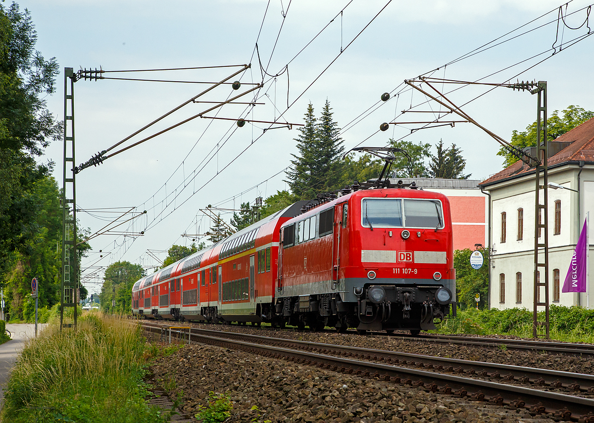 Die 111 107-9 der DB Regio Bayern erreicht am 17.06.2018, mit dem „Donau-Isar-Express“ (RE Passau Hbf – Mnchen Hbf), nun bald den Bahnhof Freising.