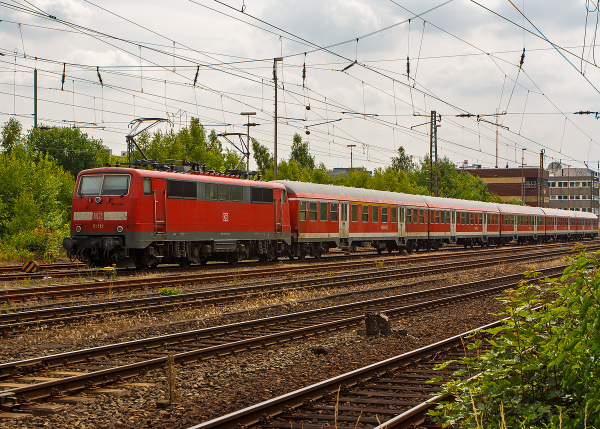 Die 111 112-9 (91 80 6111 112-9 D-D der DB Regio NRW ist mit 5 n-Wagen (ex Silberlinge) am 14.07.2013 beim Hbf Siegen angestellt. 