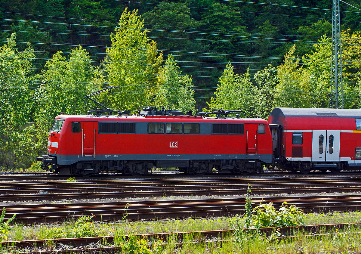 Die 111 116-0 (91 80 6111 116-0 D-DB) der DB Regio NRW schiebt den RE 9 (rsx - Rhein-Sieg-Express) Siegen - Köln - Aachen am 17.05.2012 von Betzdorf/Sieg weiter in Richtung Köln.

Die Lok wurde 1979 von Krauss-Maffei in München unter der Fabriknummer 19848 gebaut, der elektrische Teil ist von Siemens. Im September 2019 ging die 111er leider zur Fa. Bender Rohstoff-Recycling e. K. in Leverkusen-Opladen zur Verschrottung.
