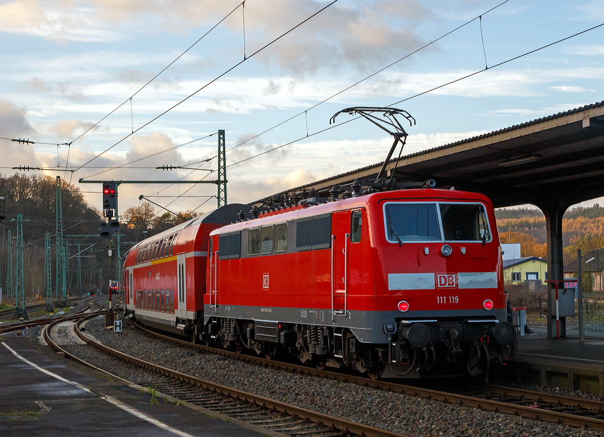 
Die 111 119-4 (91 80 6111 119-4 D-DB) der DB Regio schiebt den RE 9 (rsx - Rhein-Sieg-Express) Siegen - Köln - Aachen am 23.12.2015 vom Bahnhof Betzdorf/Sieg weiter in Richtung Köln. 

Die Lok wurde 1979 bei Krauss-Maffei AG in München unter der Fabriknummer 19851 gebaut, der elektrische Teil ist von Siemens.