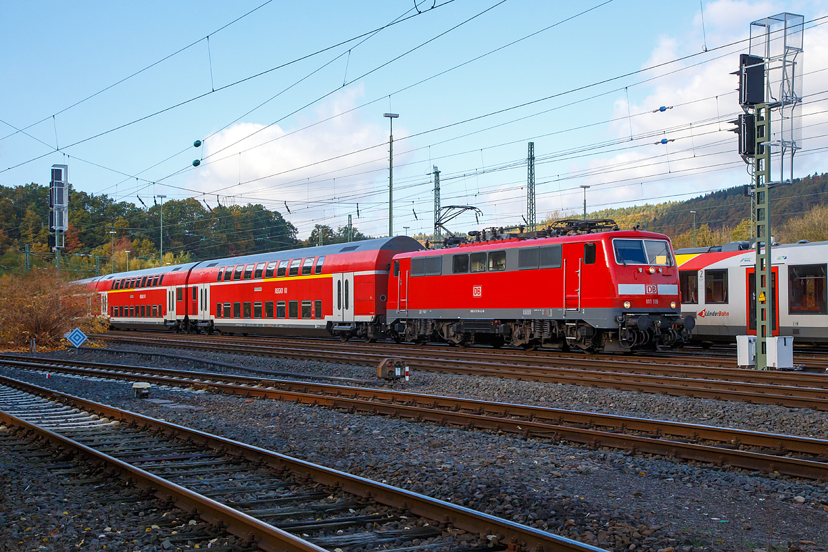 
Die 111 119-4 (91 80 6111 119-4 D-DB) der DB Regio mit dem RE 9 (rsx - Rhein-Sieg-Express) Aachen - Köln - Siegen erreicht am 29.10.2016 bald Bahnhof Betzdorf/Sieg. 

Die Lok wurde 1979 bei Krauss-Maffei AG in München unter der Fabriknummer 19851 gebaut, der elektrische Teil ist von Siemens.
