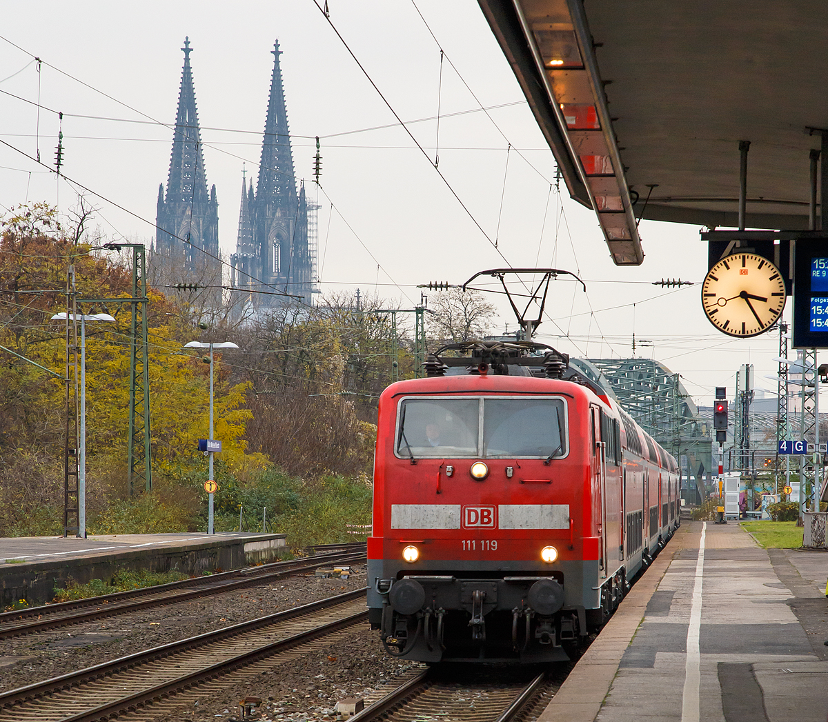 
Die 111 119-4 (91 80 6111 119-4 D-DB) der DB Regio mit dem RE 9 (rsx - Rhein-Sieg-Express) Aachen - Köln - Siegen erreicht am 26.11.2016 den Bahnhof Köln Messe/Deutz.

Die Lok wurde 1979 bei Krauss-Maffei AG in München unter der Fabriknummer 19851 gebaut, der elektrische Teil ist von Siemens.