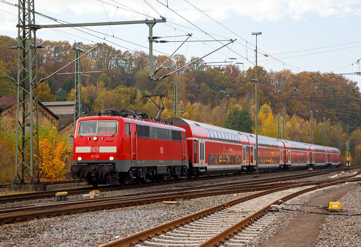 
Die 111 121-0 (91 80 6111 121-0 D-DB) der DB Regio NRW erreicht am 04.11.2017, mit dem RE 9 (rsx - Rhein-Sieg-Express) Aachen - Köln - Siegen, den Bahnhof Betzdorf/Sieg. 