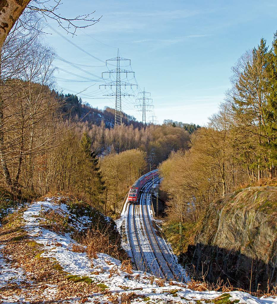 
Die 111 124-4 der DB Regio NRW mit DoSto-Wagen als RE 9 - Rhein-Sieg-Express (Aachen-Köln-Siegen) am 07.02.2015, hier überquert sie bei Scheuerfeld die Sieg, bevor es durch den 32 m langen Mühlburg-Tunnel geht.