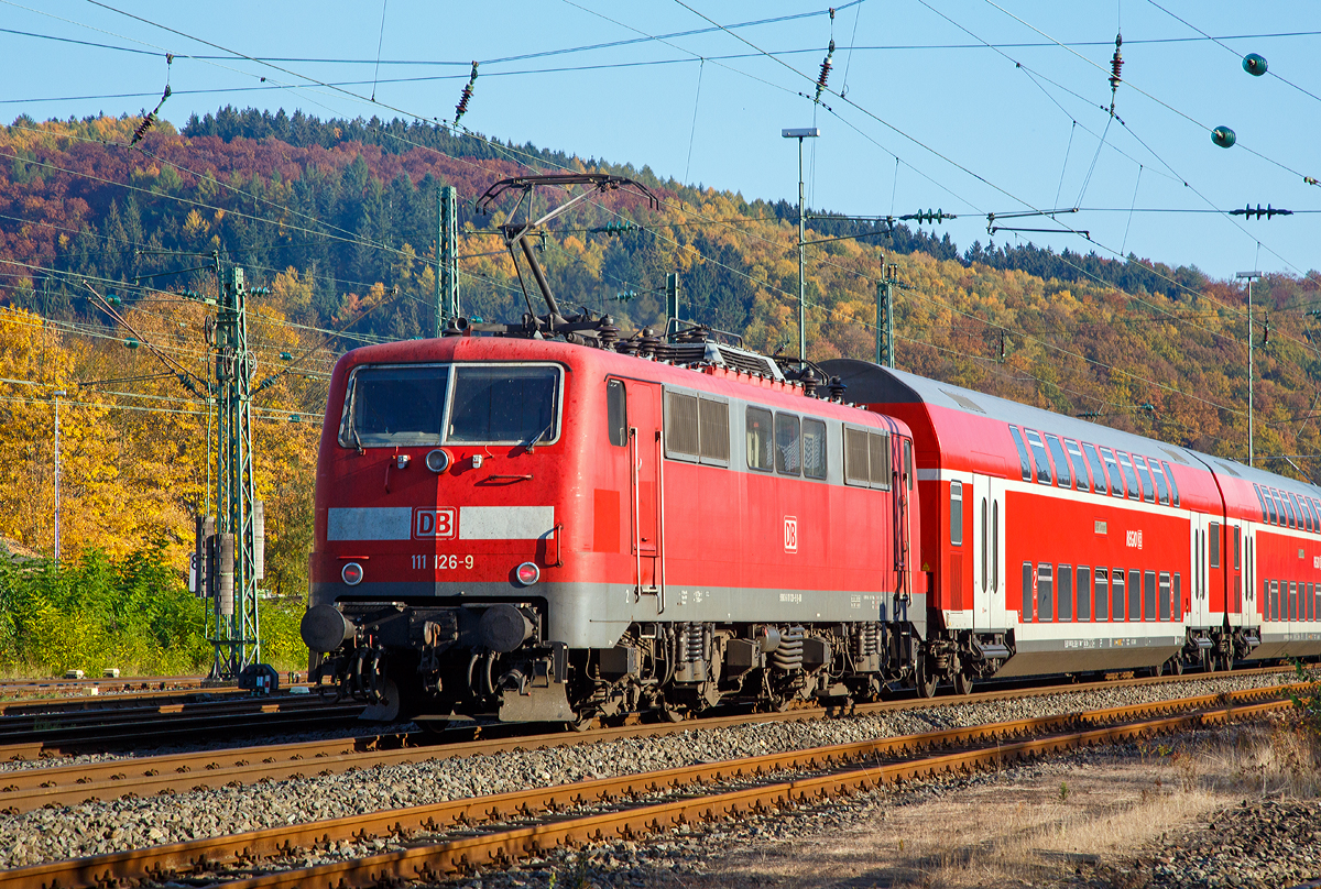 
Die 111 126-9 (91 80 6111 126-9 D-DB) der DB Regio NRW schiebt am 27.10.2015, den RE 9 (rsx - Rhein-Sieg-Express) Aachen - Köln - Siegen, und erreicht bald den Bahnhof Betzdorf/Sieg.

Die Lok wurde 1978 von Krupp unter der Fabriknummer 5438 gebaut, der elektrische Teil wurde von AEG unter der Fabriknummer 8980 geliefert. 