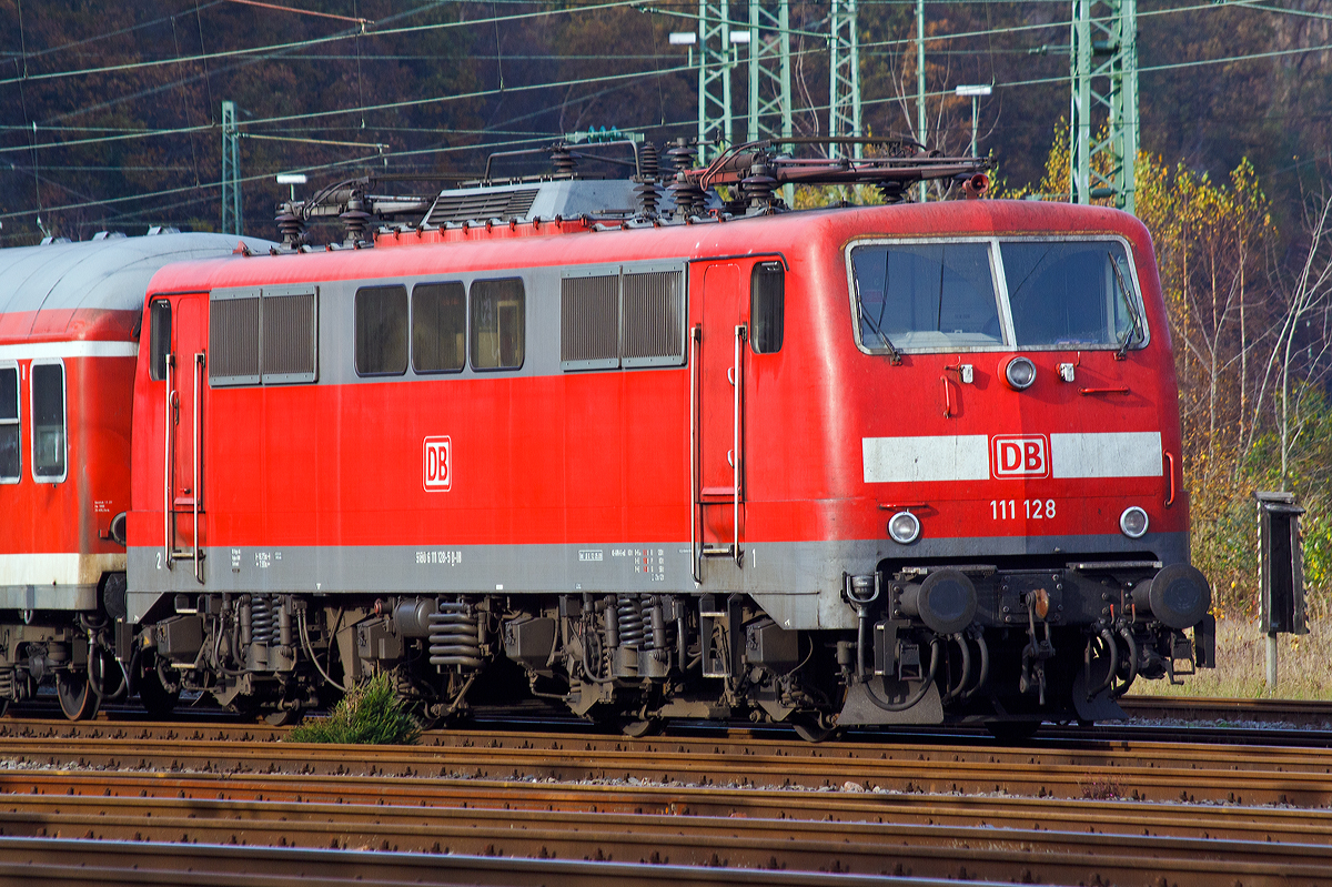 
Die 111 128-5 (91 80 6111 128-5 D-DB) der DB Regio NRW ist am 09.11.2014 mit n-Wagen (ex Silberlinge) in Betzdorf/Sieg abgestellt.

Von den Loks der Baureihe 111 wurden zwischen 1974 bis 1984 insgesamt 227 Stück von verschiedenen Herstellern (AEG, BBC, Henschel, Krauss-Maffei, Krupp, Siemens) gebaut, 222 Stück sind noch im Bestand der DB. Die 111 128 wurde 1979 von Krupp unter der Fabriknummer 5440 gebaut, der elektrische Teil ist von AEG (Fabriknummer 8982).

Technische Daten:
Spurweite: 1.435 mm
Achsformel: Bo'Bo'
Länge über Puffer: 16.750 mm.
Fahrmotoren: 4 Stück á 905 kW = 3.620 kW Leistung,
Dienstgewicht: 83 t
Anfahrzugkraft: 274 kN
Höchstgeschwindigkeit: 160 km/h 